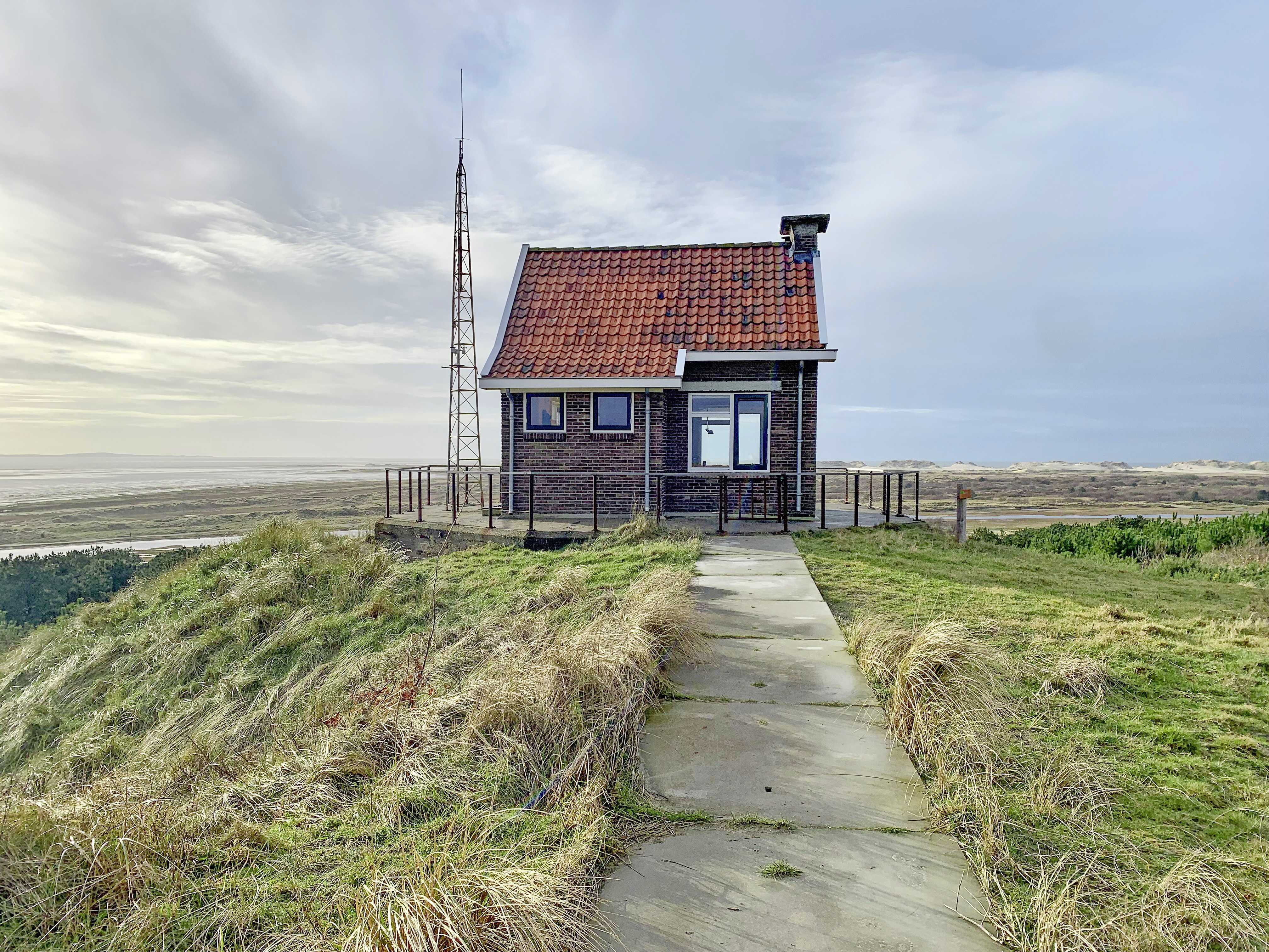 In dit voormalige seinhuisje op Terschelling kun je badderen in de woonkamer