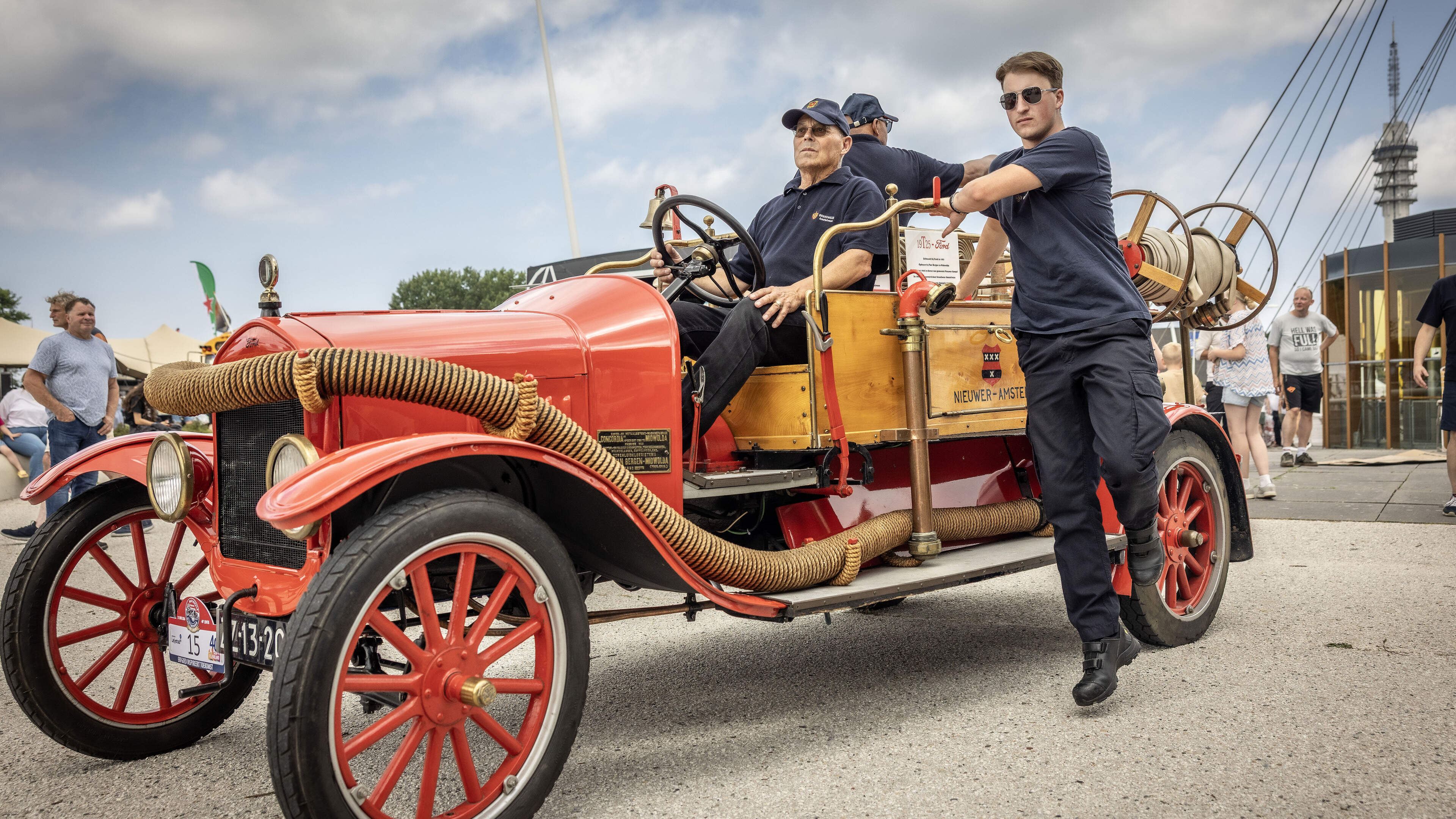 Zaza (20) trots op 100 jaar oude brandweerwagen: ’Hij rijdt nog altijd mee tijdens speciale tochten’