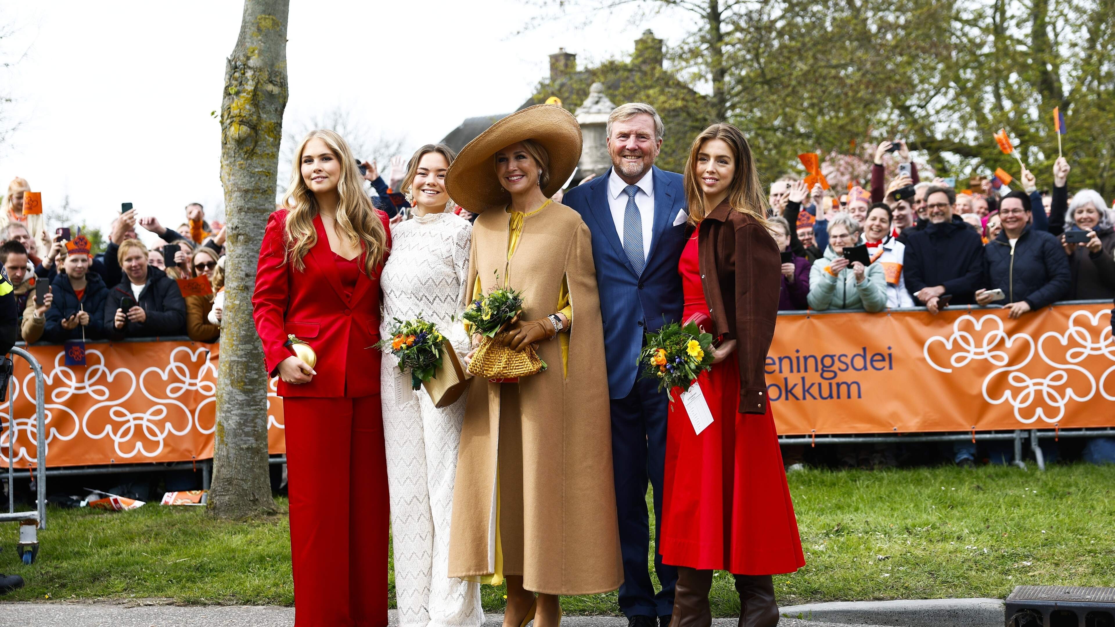 LIVE | Fierljeppen en kaatsen: actieve Koningsdag voor koninklijke familie in Dokkum