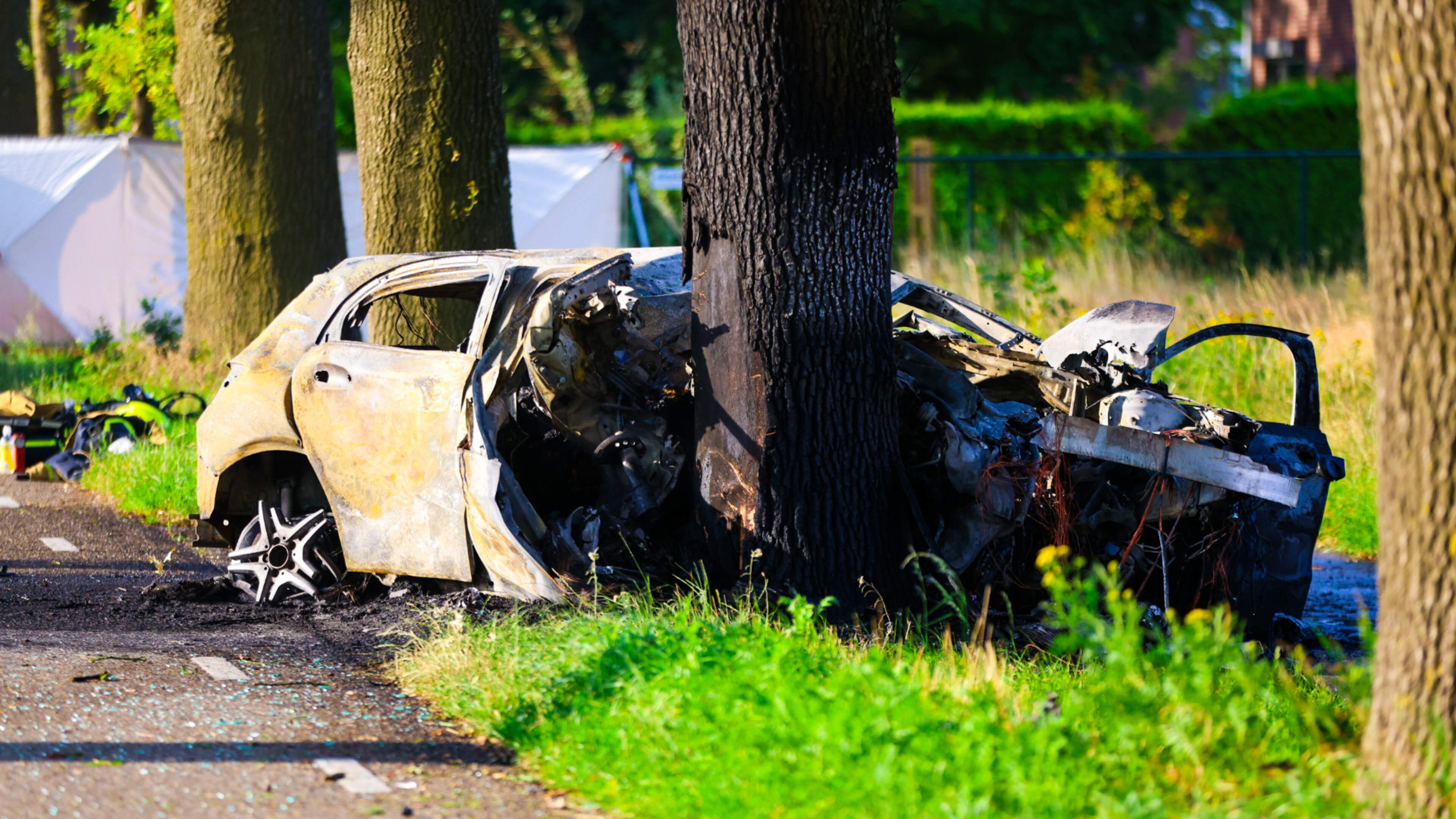Kind overlijdt na ernstig ongeluk op A13, twee tieners omgekomen bij crash tegen boom in Brabant