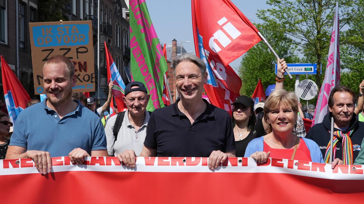 Raad van toezicht grijpt in: ’Complete FNV-top moet vertrekken en ...