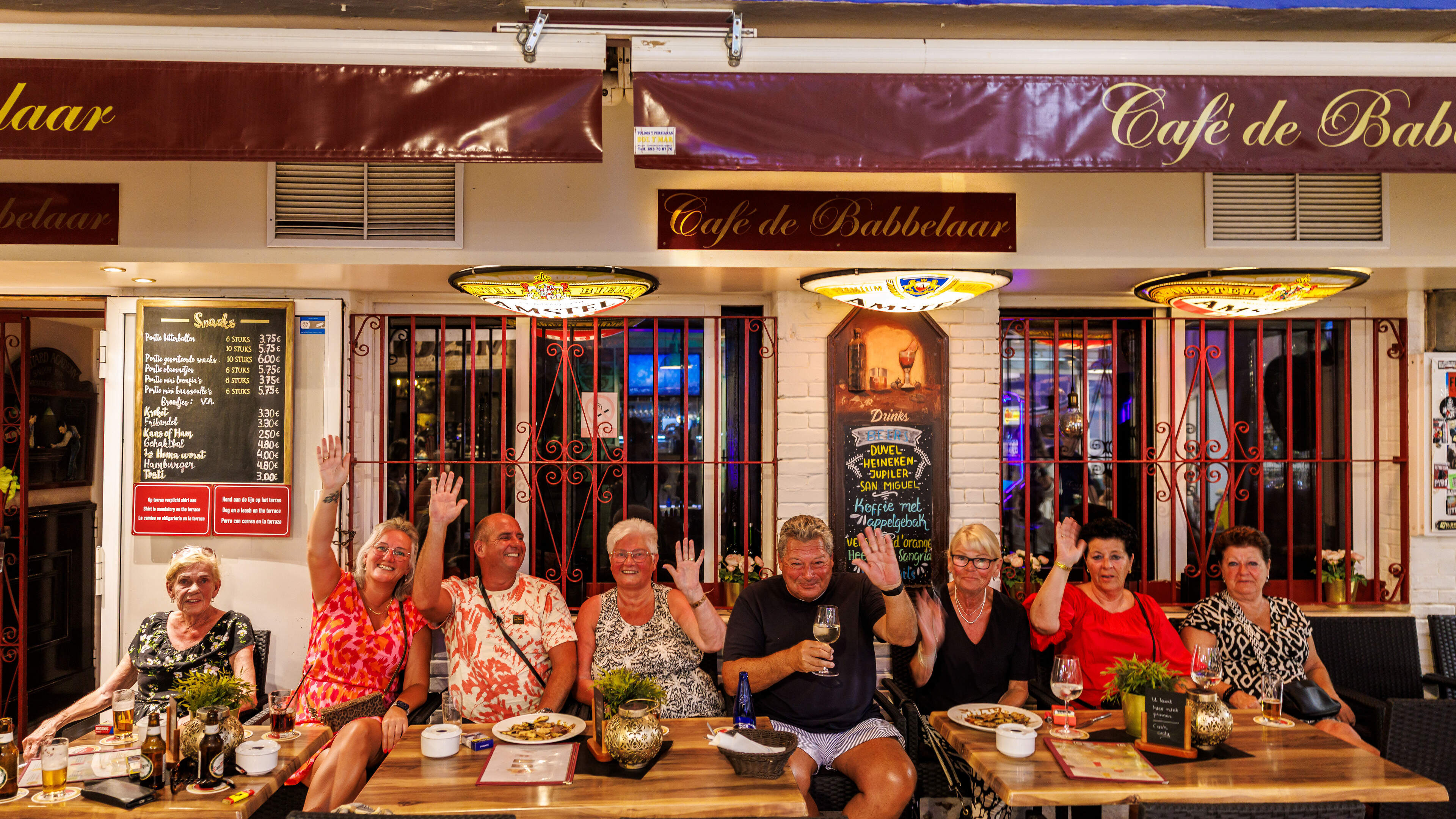 Duizenden Nederlanders vieren vakantie in Torremolinos: ’Waarom zou je Spaans eten als je in Spanje bent?’