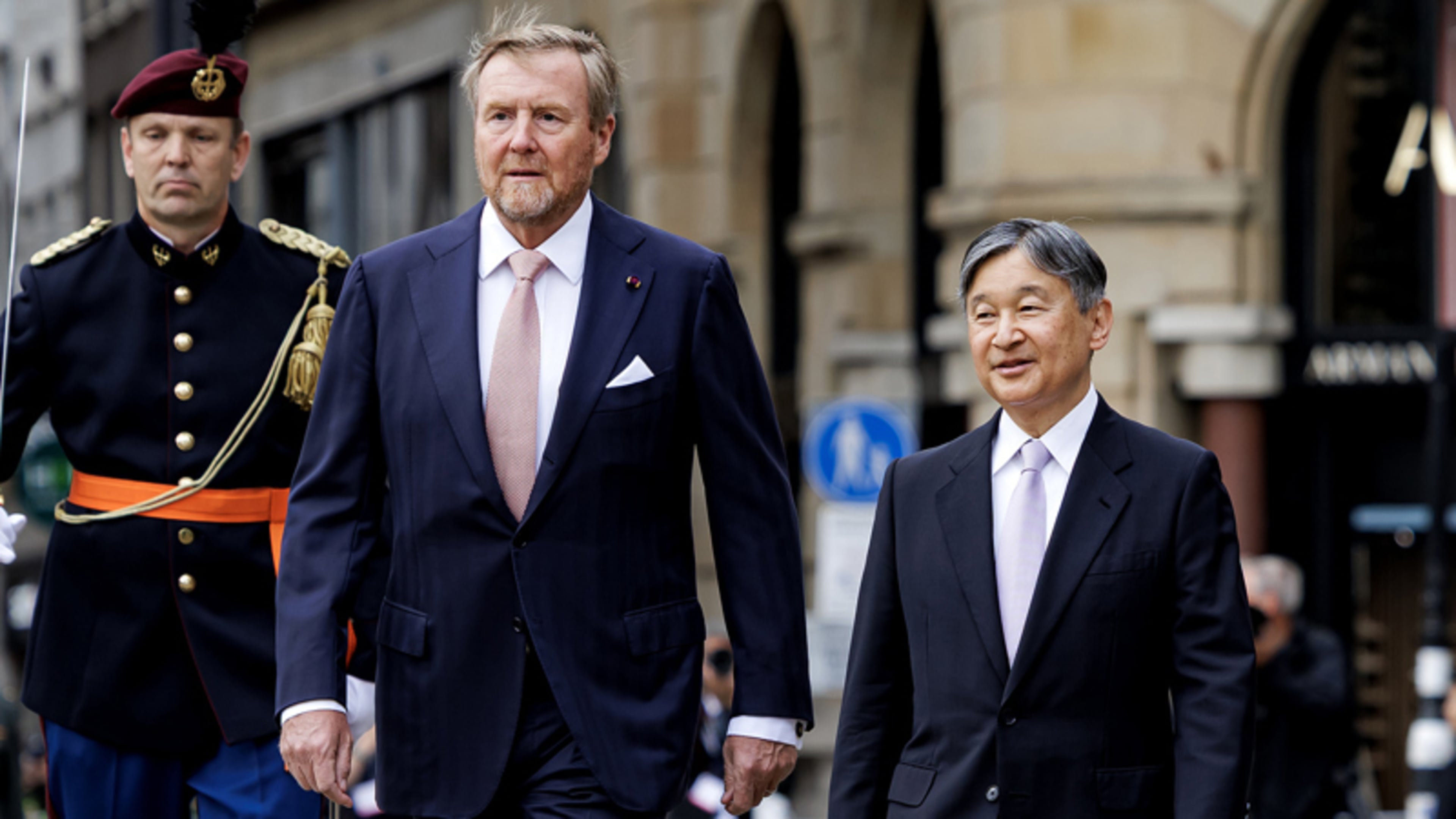 Koningspaar verwelkomt Japanse keizer en keizerin op de Dam