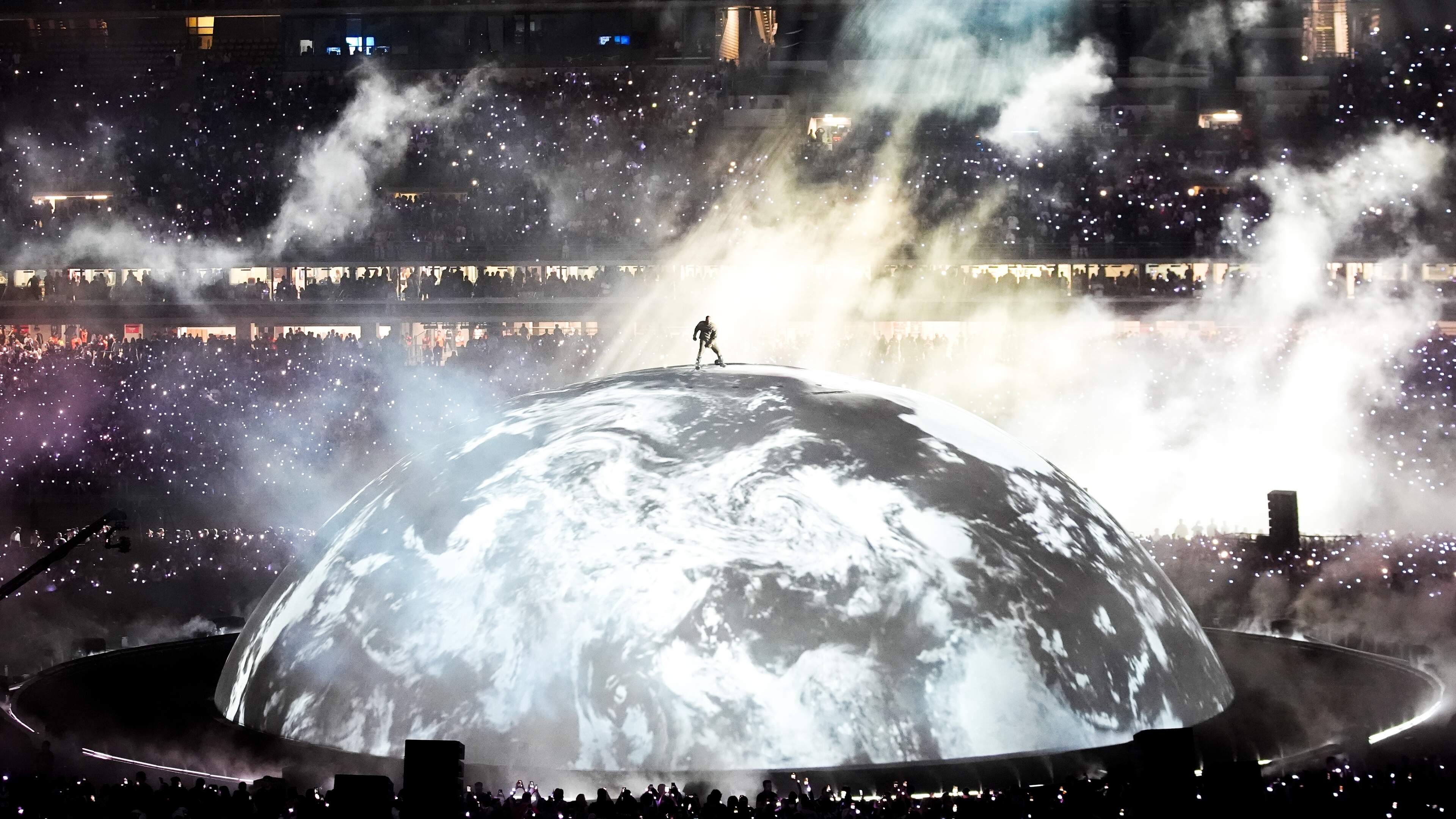 Omstreden en ’volledig los van realiteit’, toch miljoenen fans: waarom boycot Kanye West vooral averechts werkt