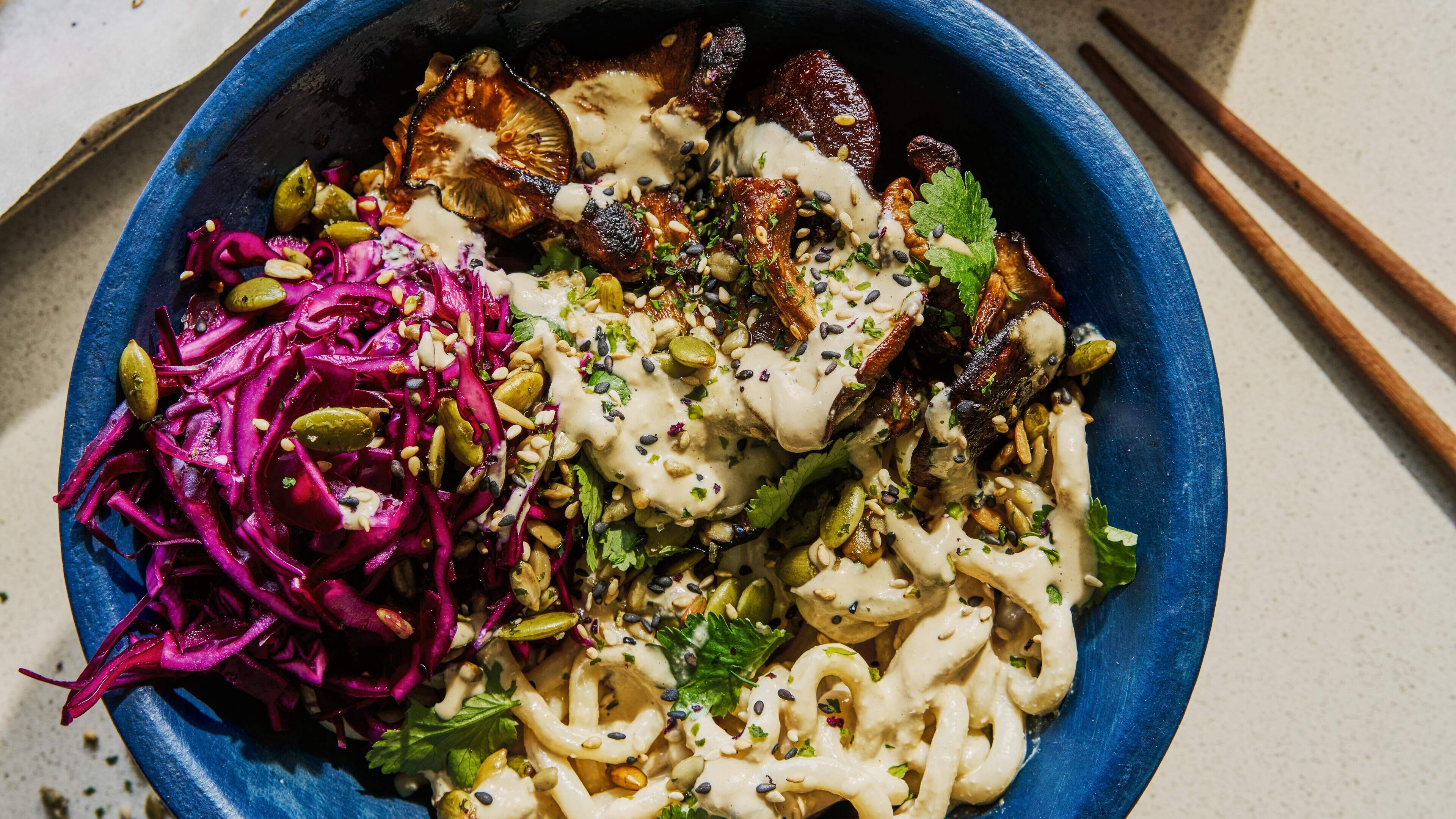 Zin in salade? Probeer deze koude sesamnoedels met paddenstoelen, limoensla en furikakepitten!
