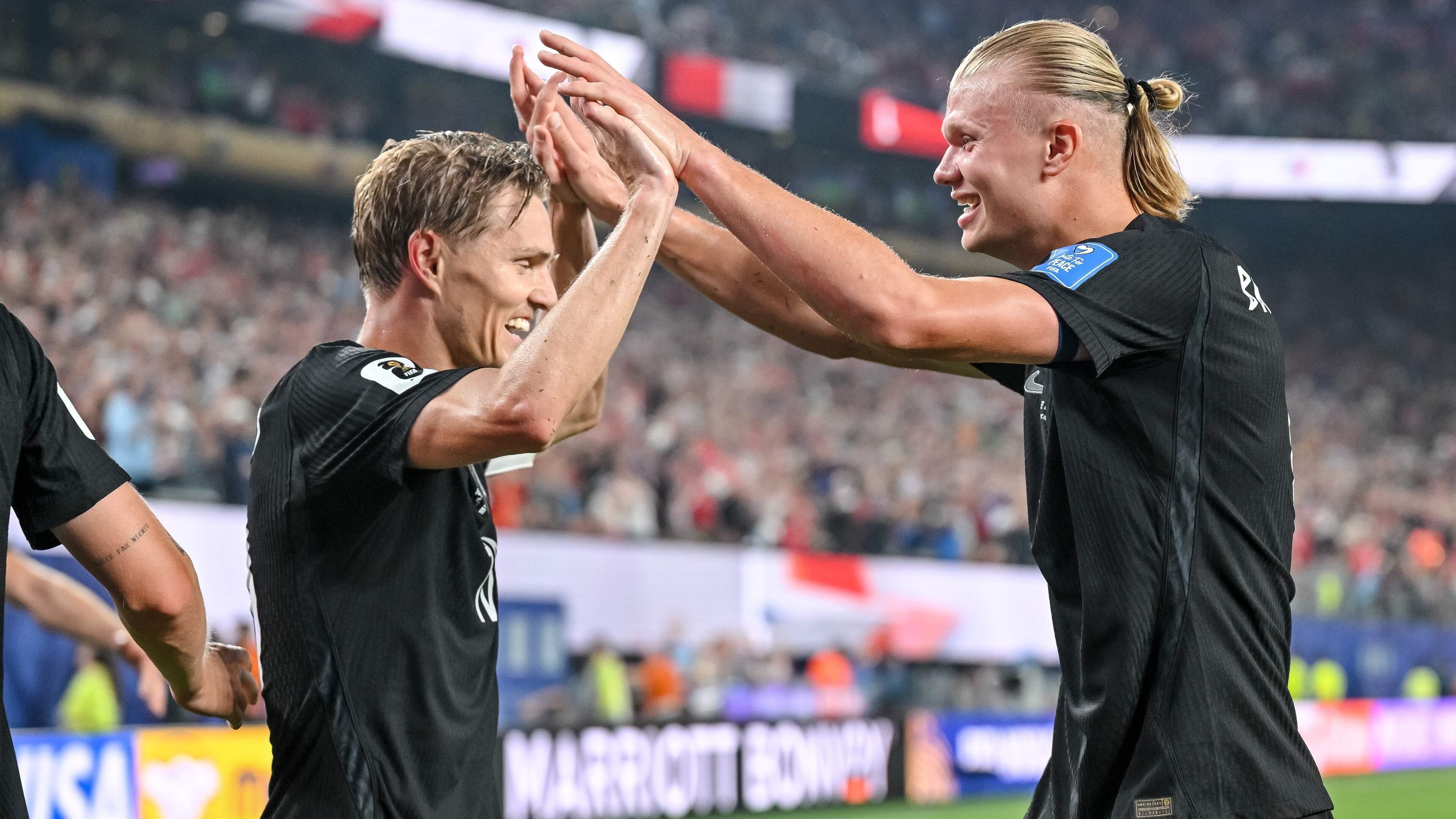 Noorwegen klopt Senegal door twee goals Haaland en eentje van ex-Feyenoorder Pedersen en is ook zeker van plaats in tweede ronde op WK 2026