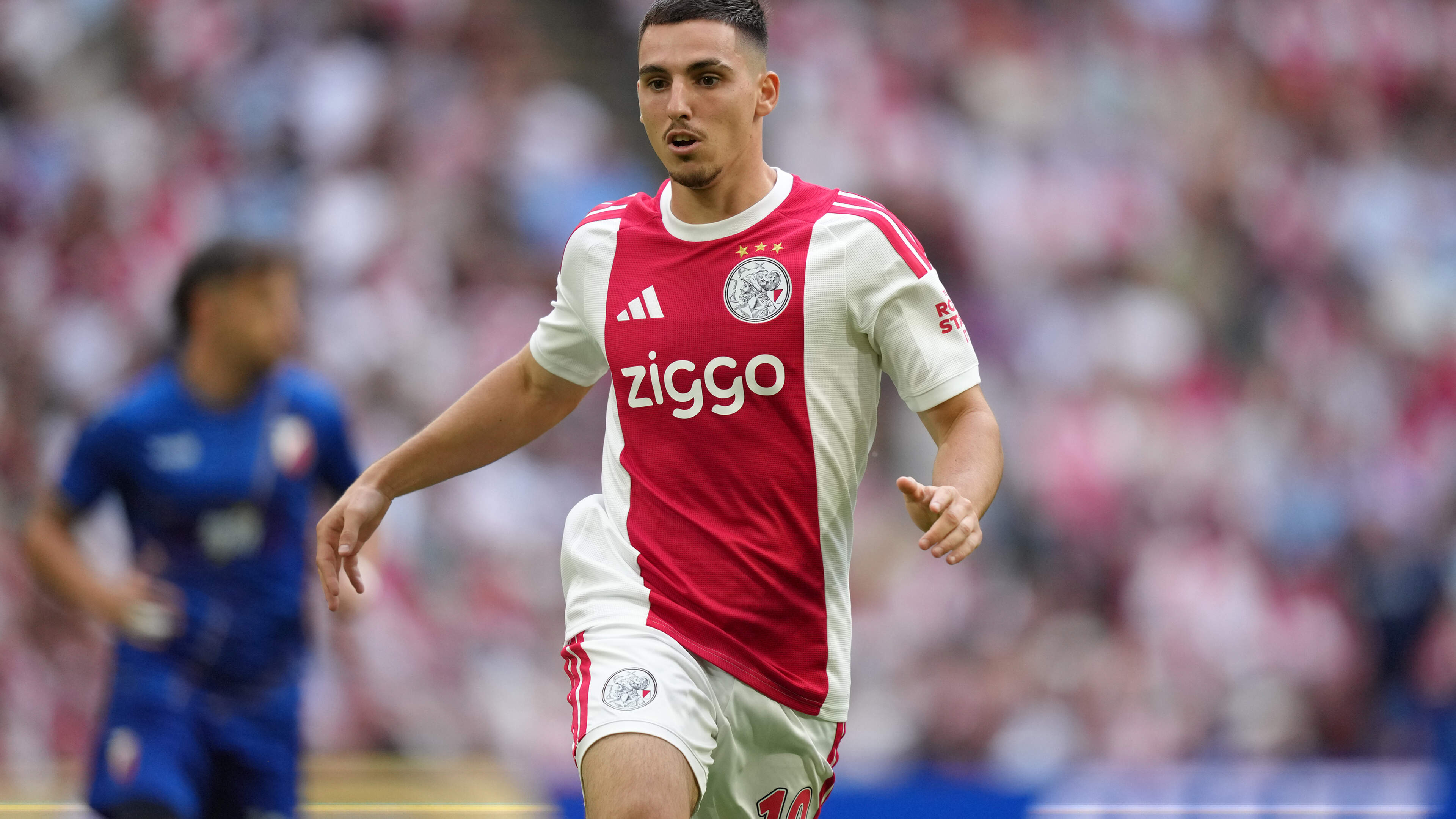 LIVE Conference League | Ajax loopt dankzij hattrick Oscar Gloukh snel weg van Vojvodina