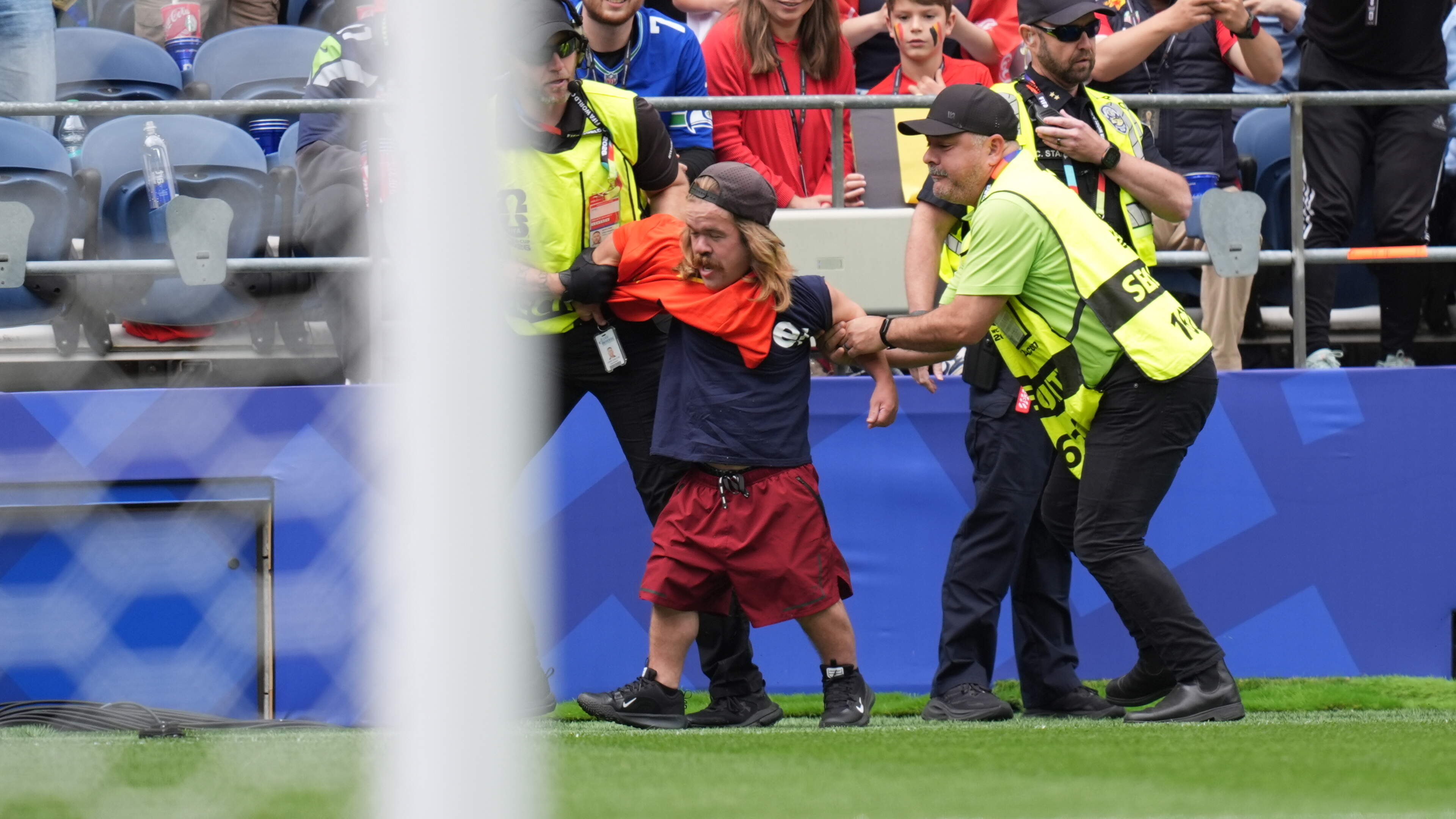 Veldbestormer met dwerggroei komt niet ver tijdens duel België-Senegal op WK 2026, andere streakers onderuit gehaald
