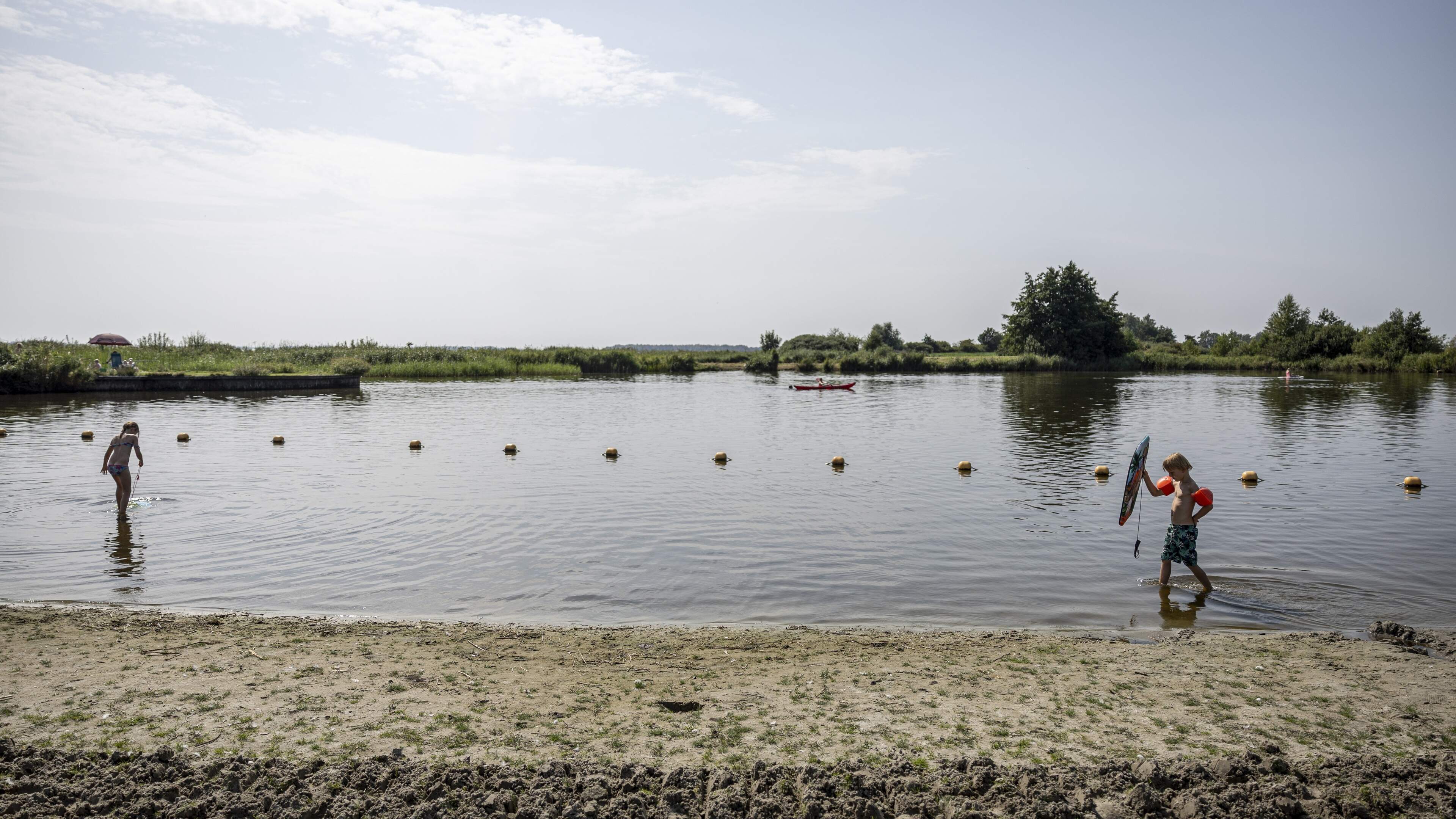 Rioolwater in buitenwater: niet zwemmen in deel Noord-Holland