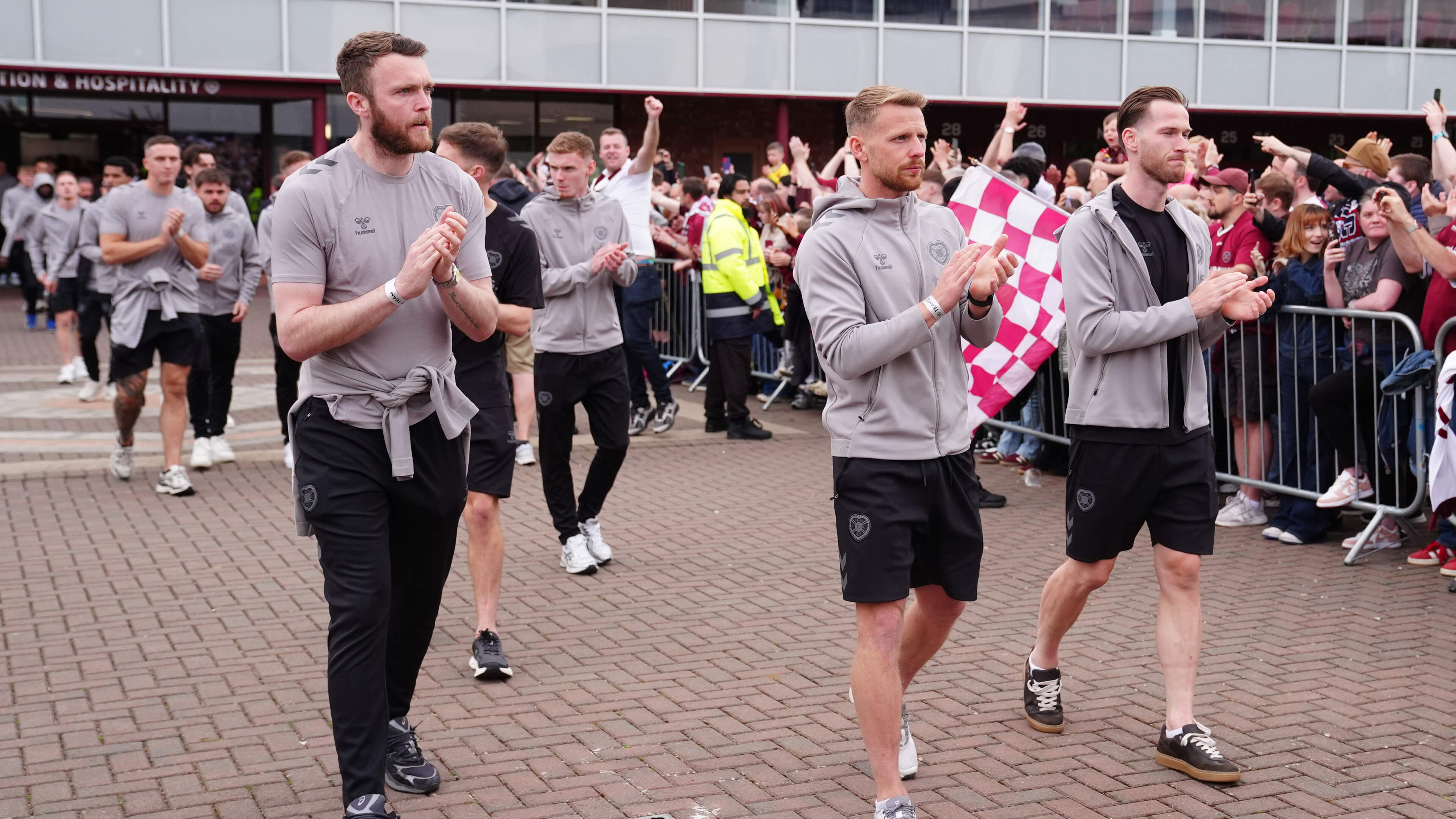 Aangeslagen Hearts komt met krachtig statement na weerzinwekkende gebeurtenissen in slotduel met Celtic: ’Fysiek en verbaal geweld tegen onze spelers onacceptabel’