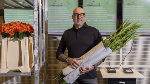 Erik Wassenaar werkt al 42 jaar bij de bloemenveiling in Aalsmeer. Zijn eerste dag als veilingmeester is hem het sterkst bijgebleven.