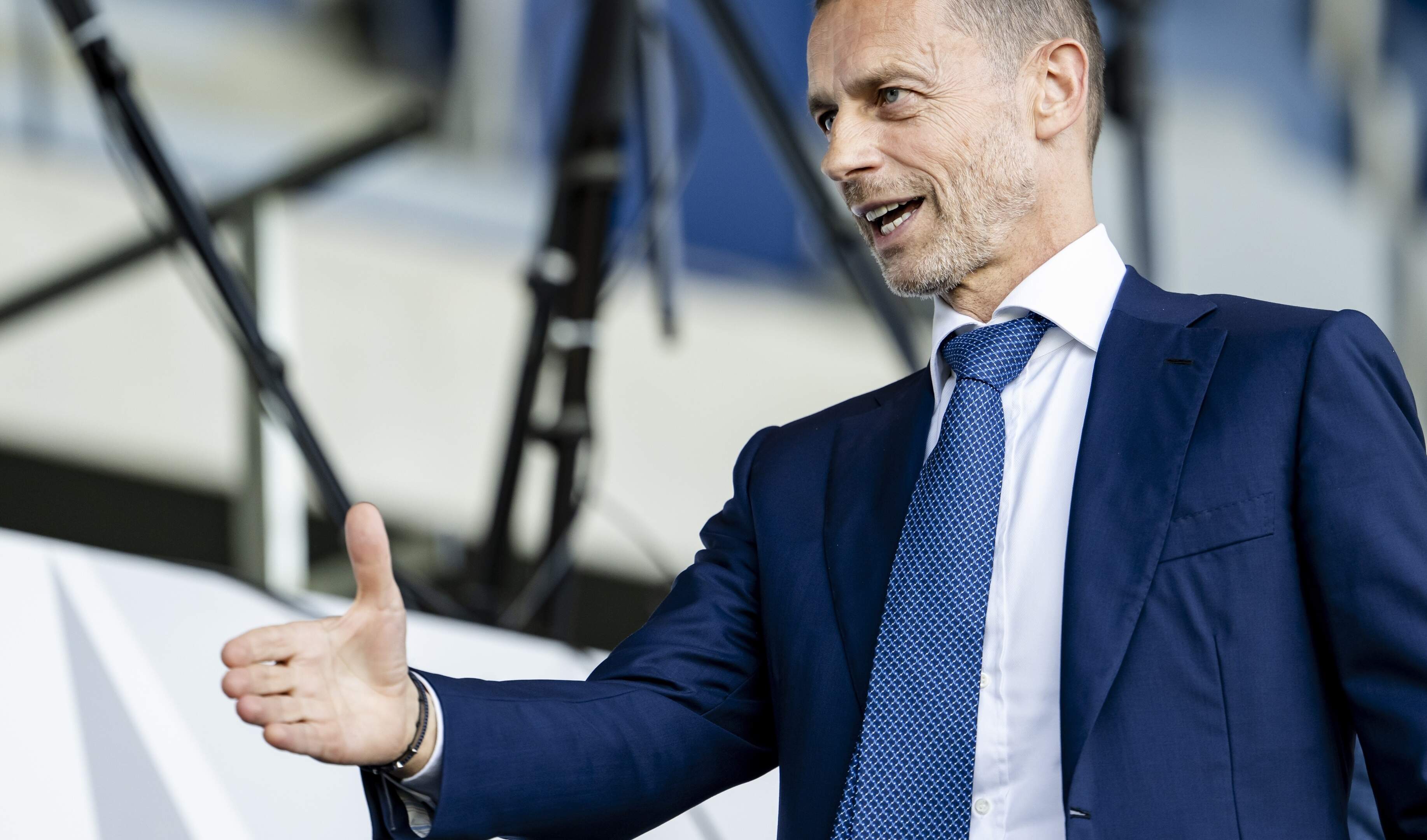 UEFA-voorzitter Aleksander Ceferin begrijpt voetbalregels ’zelf vaak ook niet’ en hekelt trage VAR