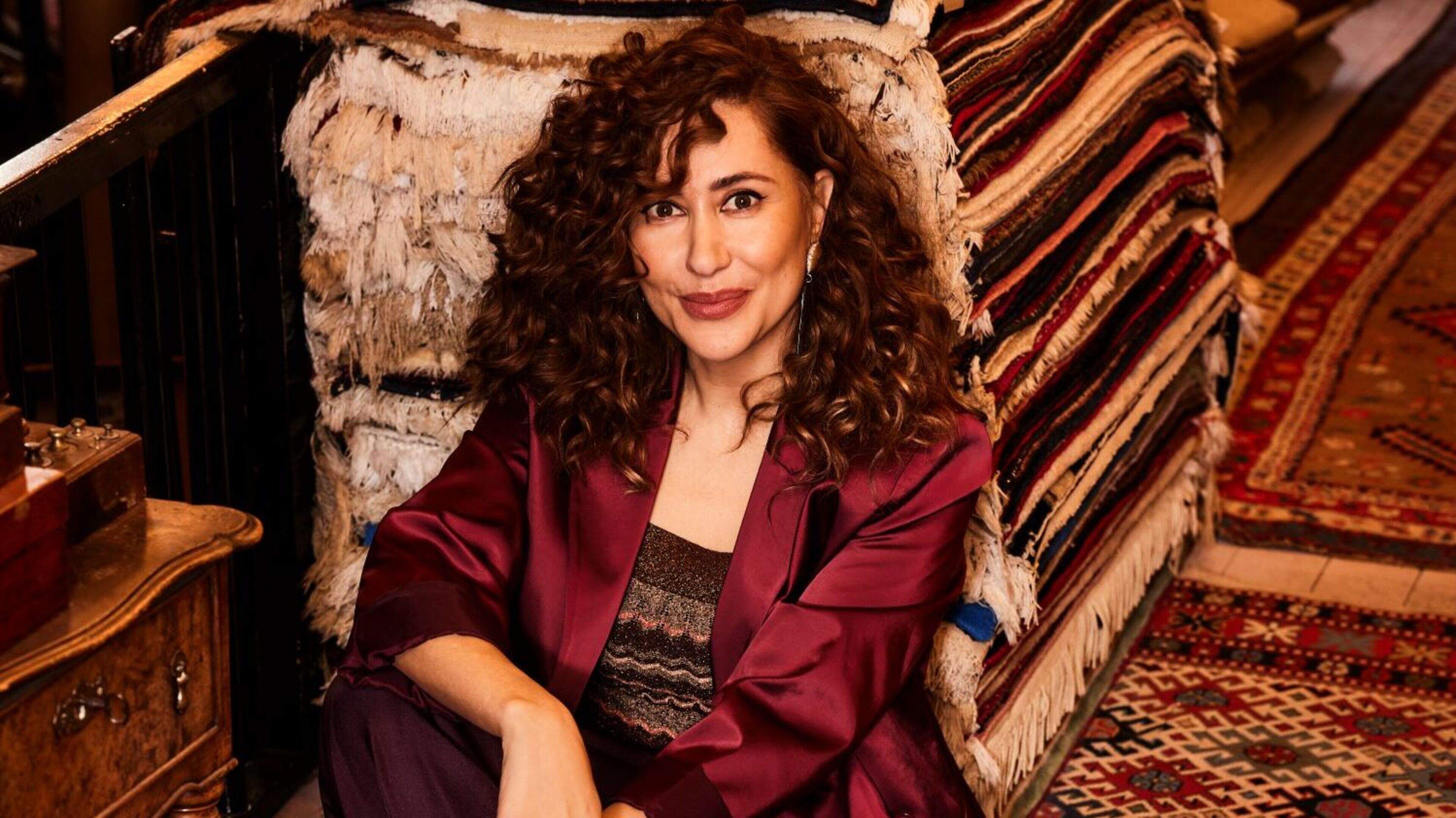 Fidan Ekiz in modereportage: ’Gelukkig hoef ik geen hakken aan, ik heb mijn teen gebroken’