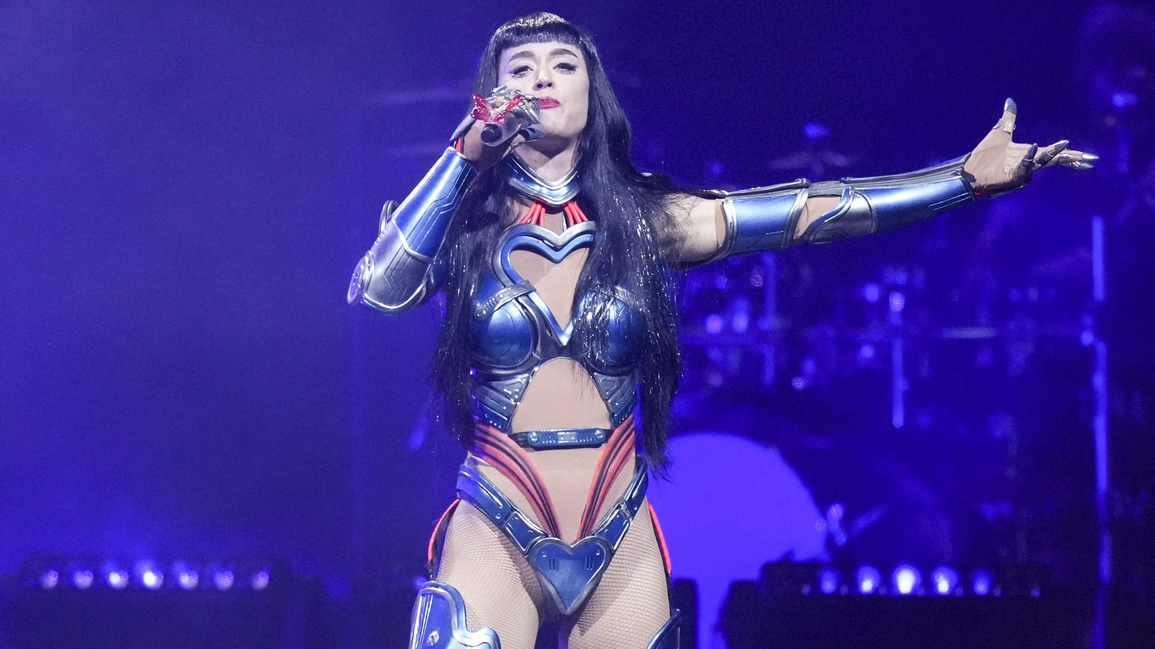 Australische politie start onderzoek naar seksueel ongepast gedrag Katy Perry (41): ’Ze vingerde mijn decolleté’