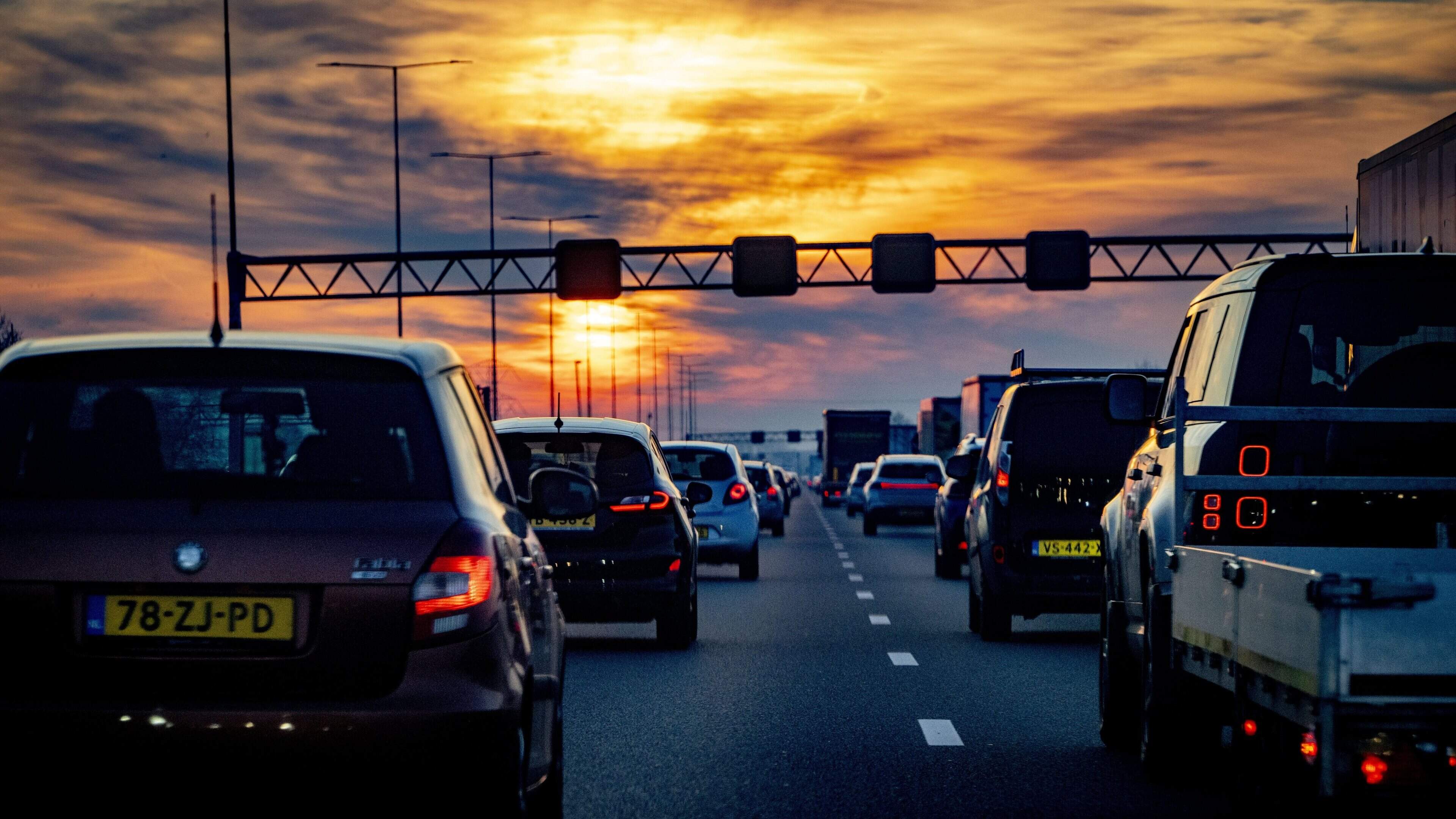 Topdrukte en lange files voorspeld rond Pinksteren: zo omzeil je de grootste knelpunten