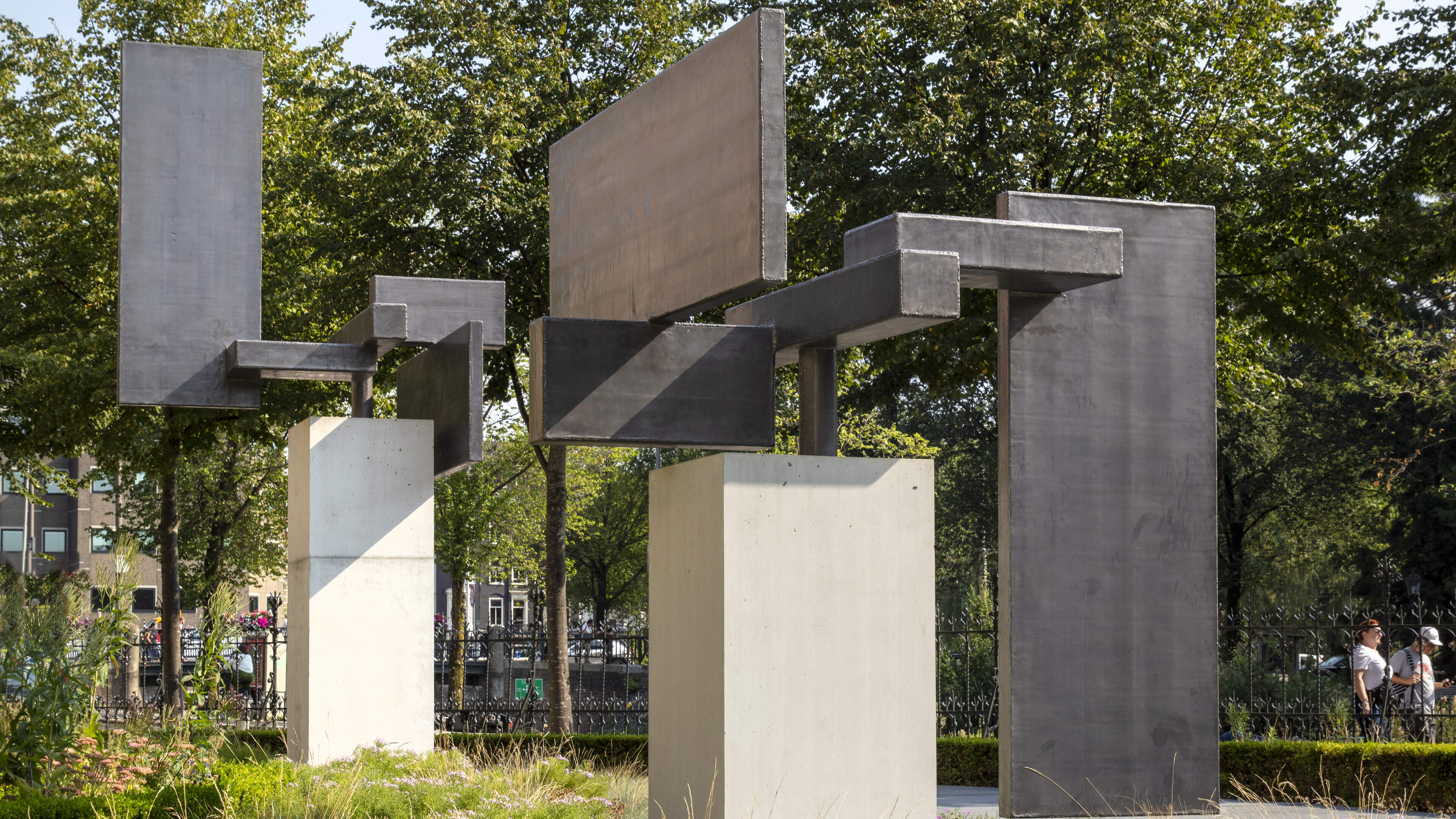 IJzervreter in de Rijksmuseumtuinen: stoere laswerken van Carel Visser