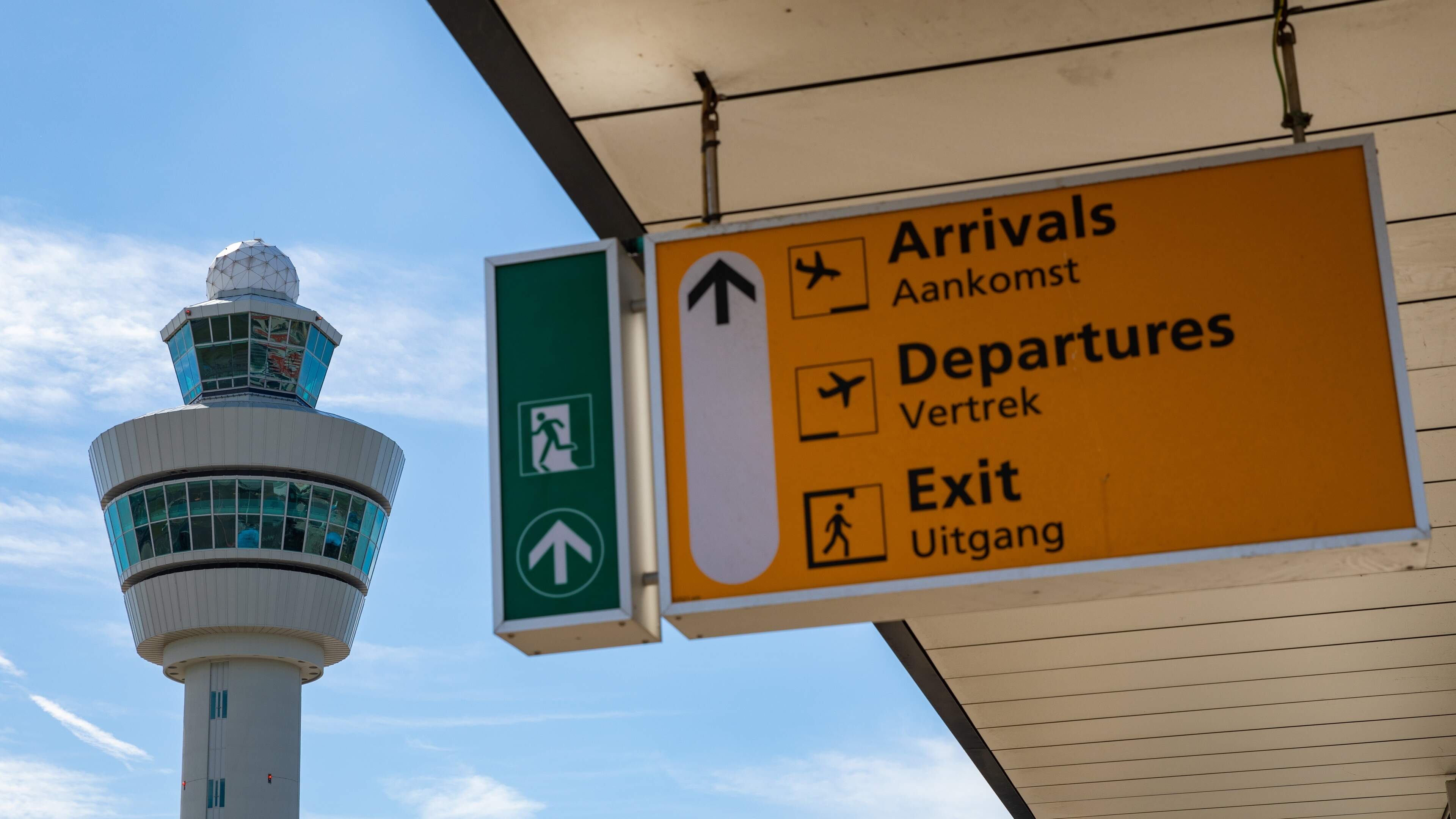 Schiphol handelt minder vluchten af vanwege sneeuwchaos en Iran-oorlog: ’Luchthaven is stiller’