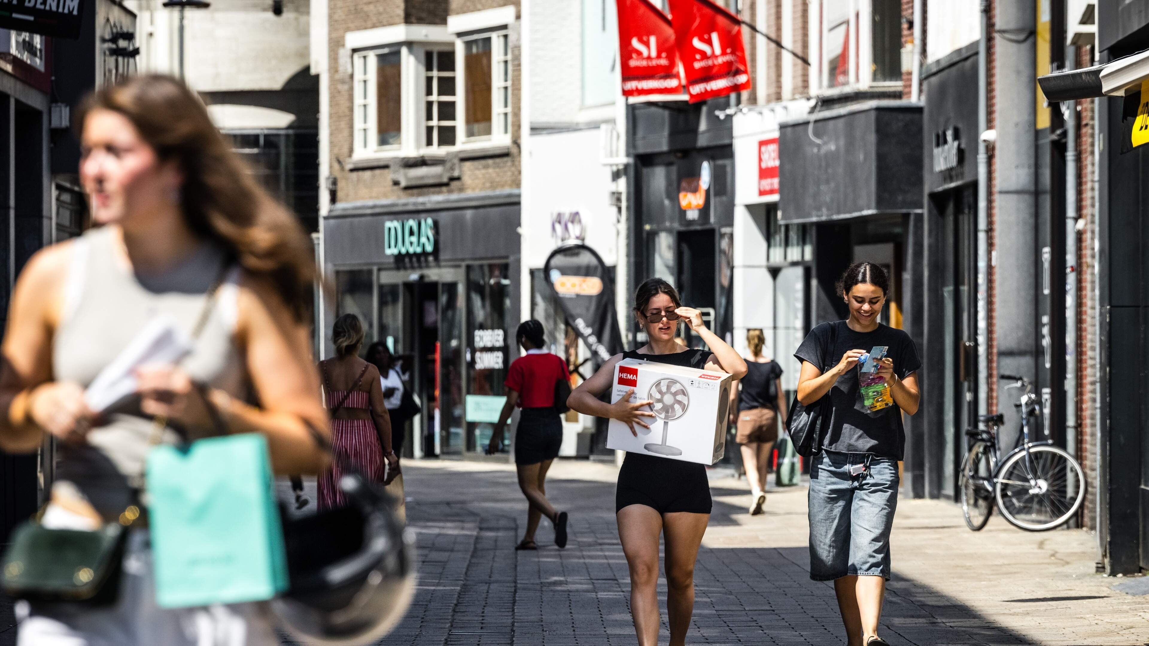 Zo veranderen de hete zomers ons koopgedrag: economen ploegen 26 jaar aan KNMI-gegevens door en komen tot één opvallende conclusie