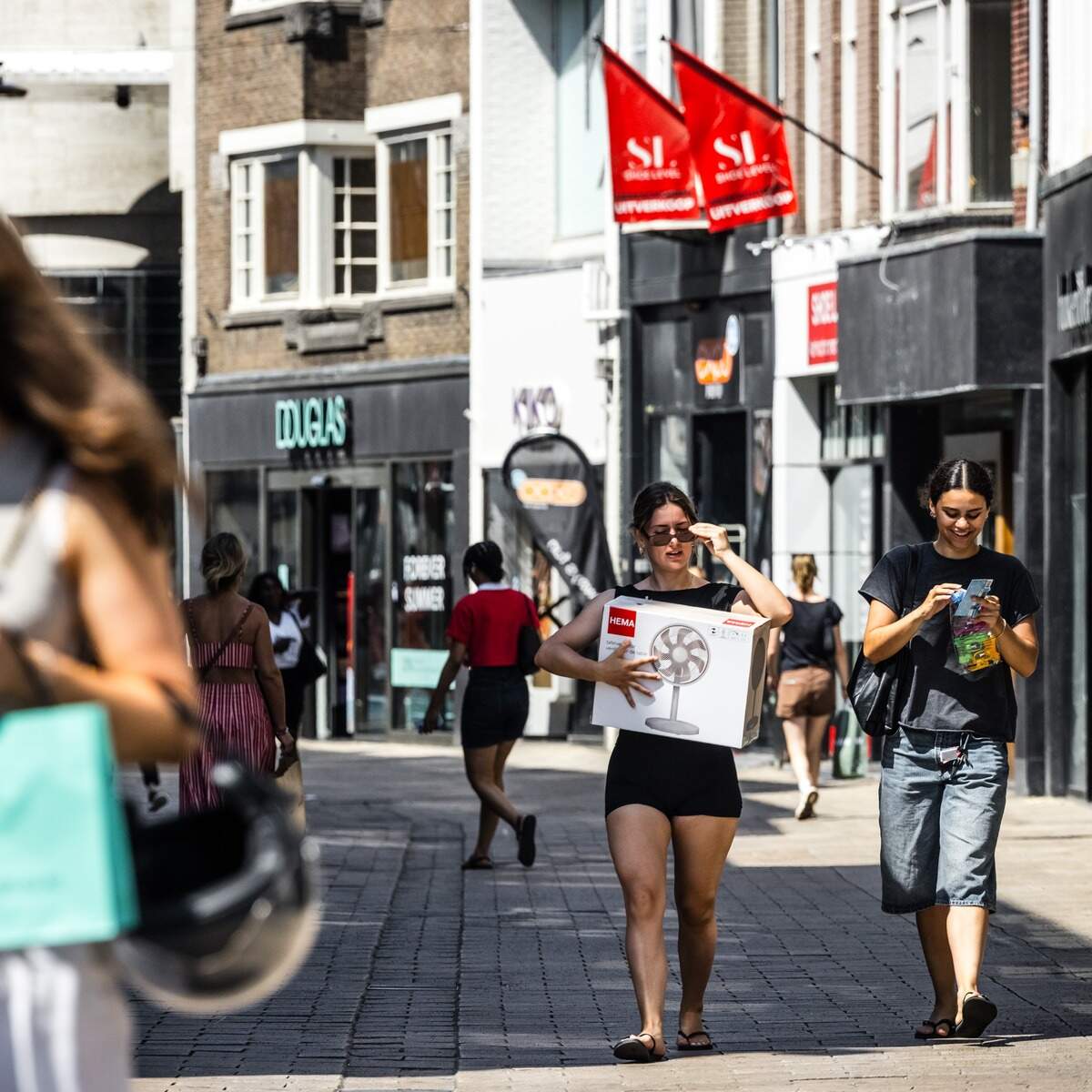 Zo veranderen de hete zomers ons koopgedrag: economen ploegen 26 jaar aan KNMI-gegevens door en komen tot één opvallende conclusie