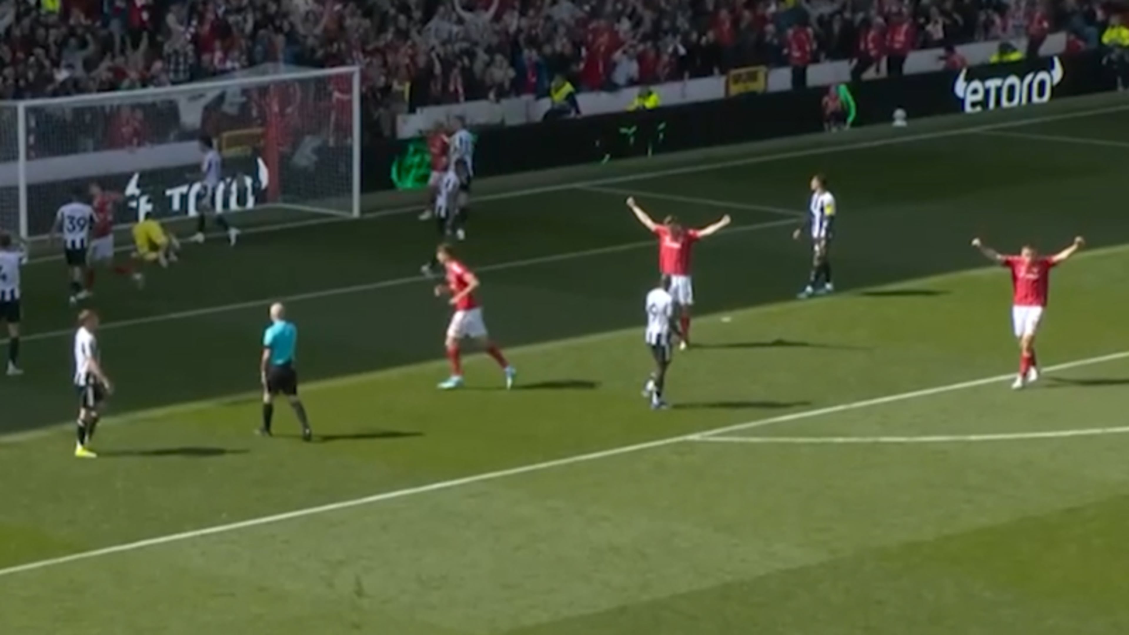 Nottingham Forest maakt vlak voor tijd gelijkmaker: ‘Anderson prikt hem binnen!’