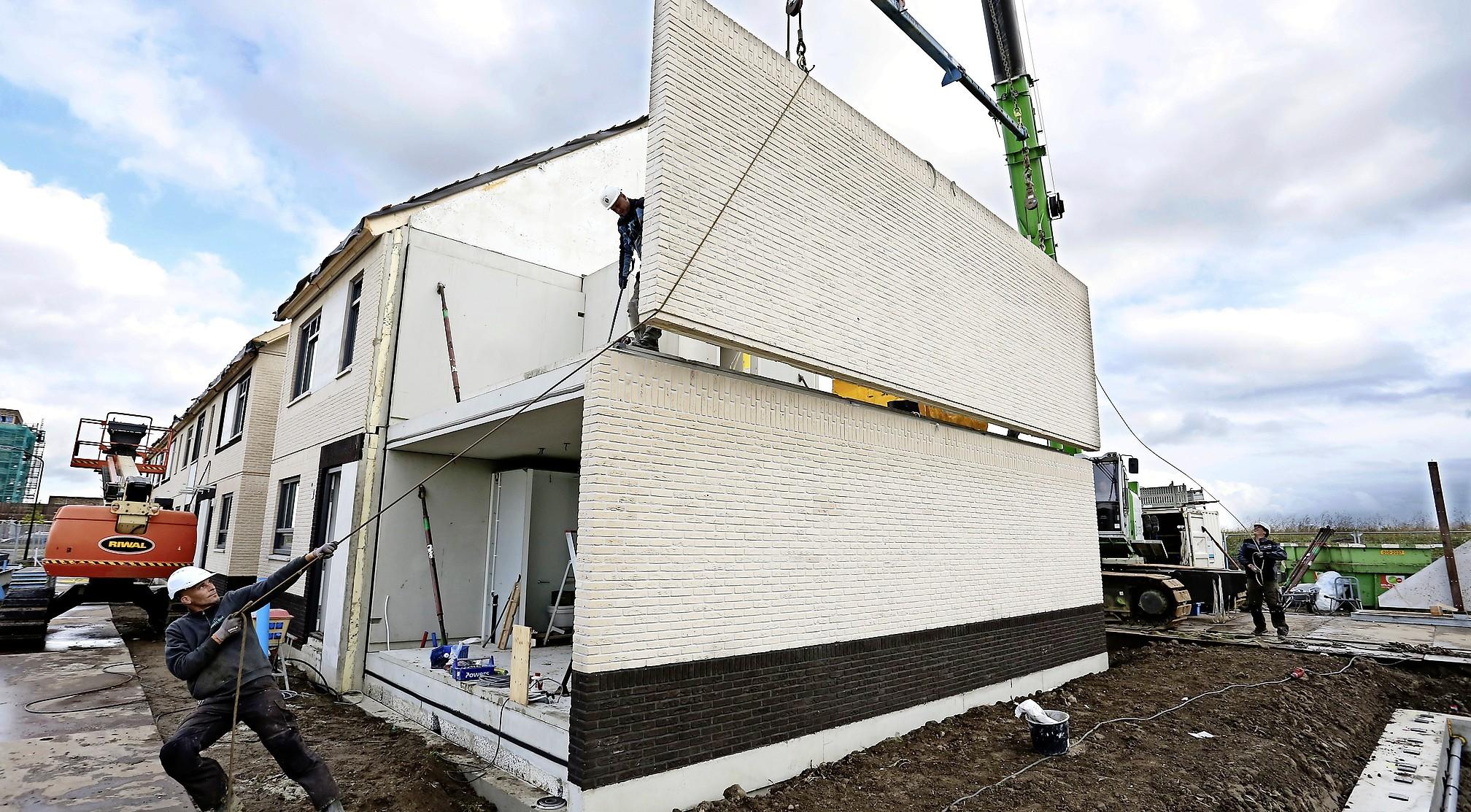 Woont straks half Nederland in een kant-en-klare fabriekswoning? Experts kraken plannen kabinet voor massale bouw van prefab-huizen