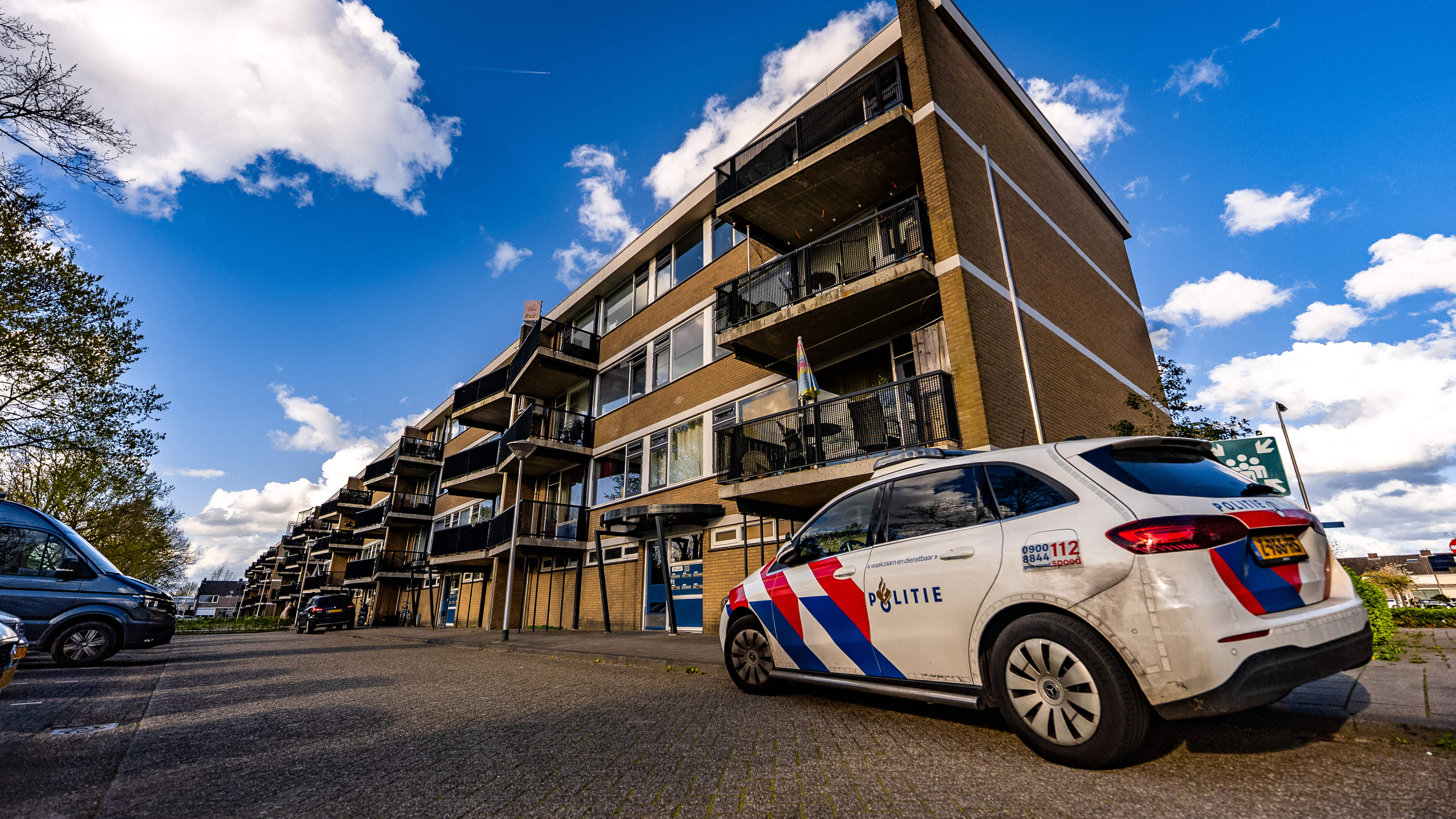 Overleden vrouw aangetroffen in woning Oss en kind naar ziekenhuis gebracht: politie onderzoekt scenario’s