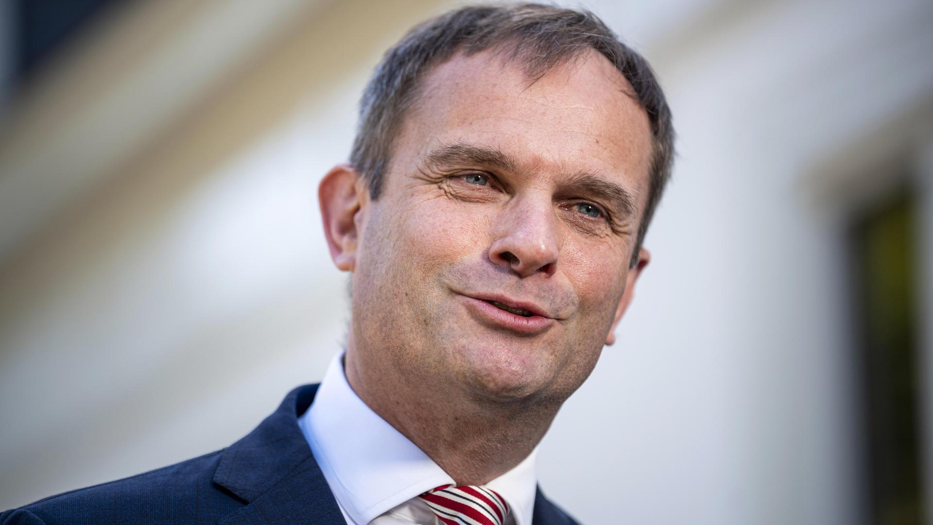 Demissionair staatssecretaris Teun Struycken trekt de transgenderwet in.