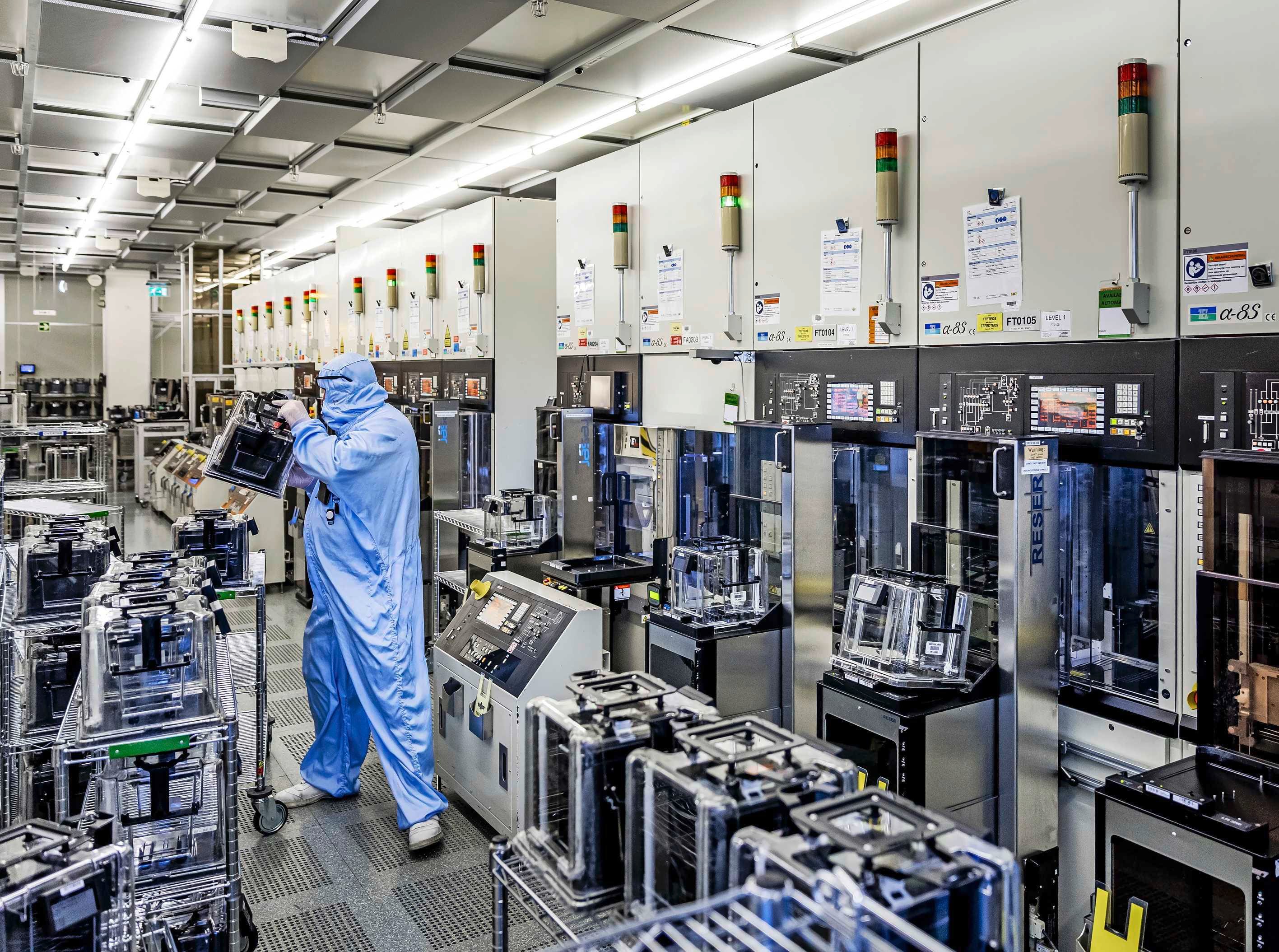 Chipmaker NXP ziet winst en omzet dalen door ’uitdagende’ markt | De ...