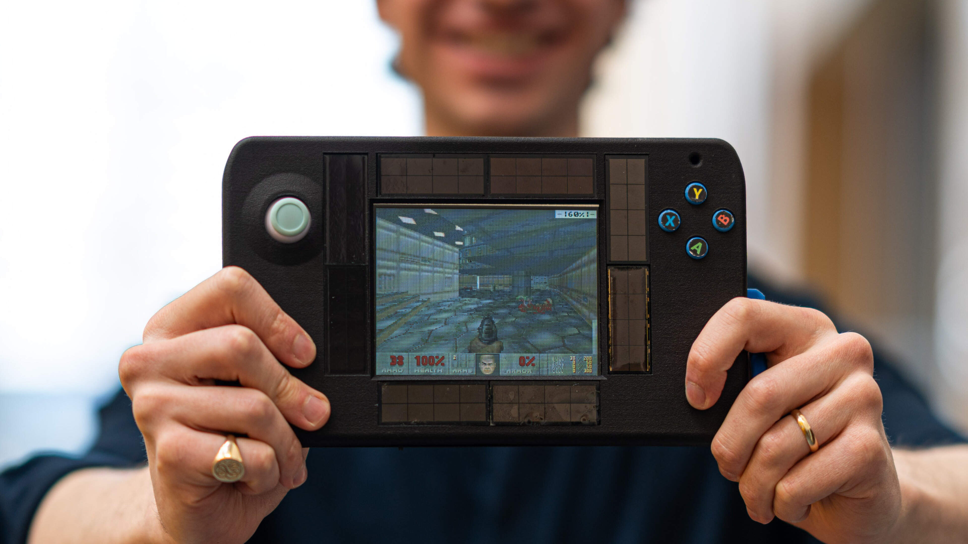 De ’Groene’ Gameboy is absolute doorbraak: batterijloos gamen op zonne-energie én spierkracht