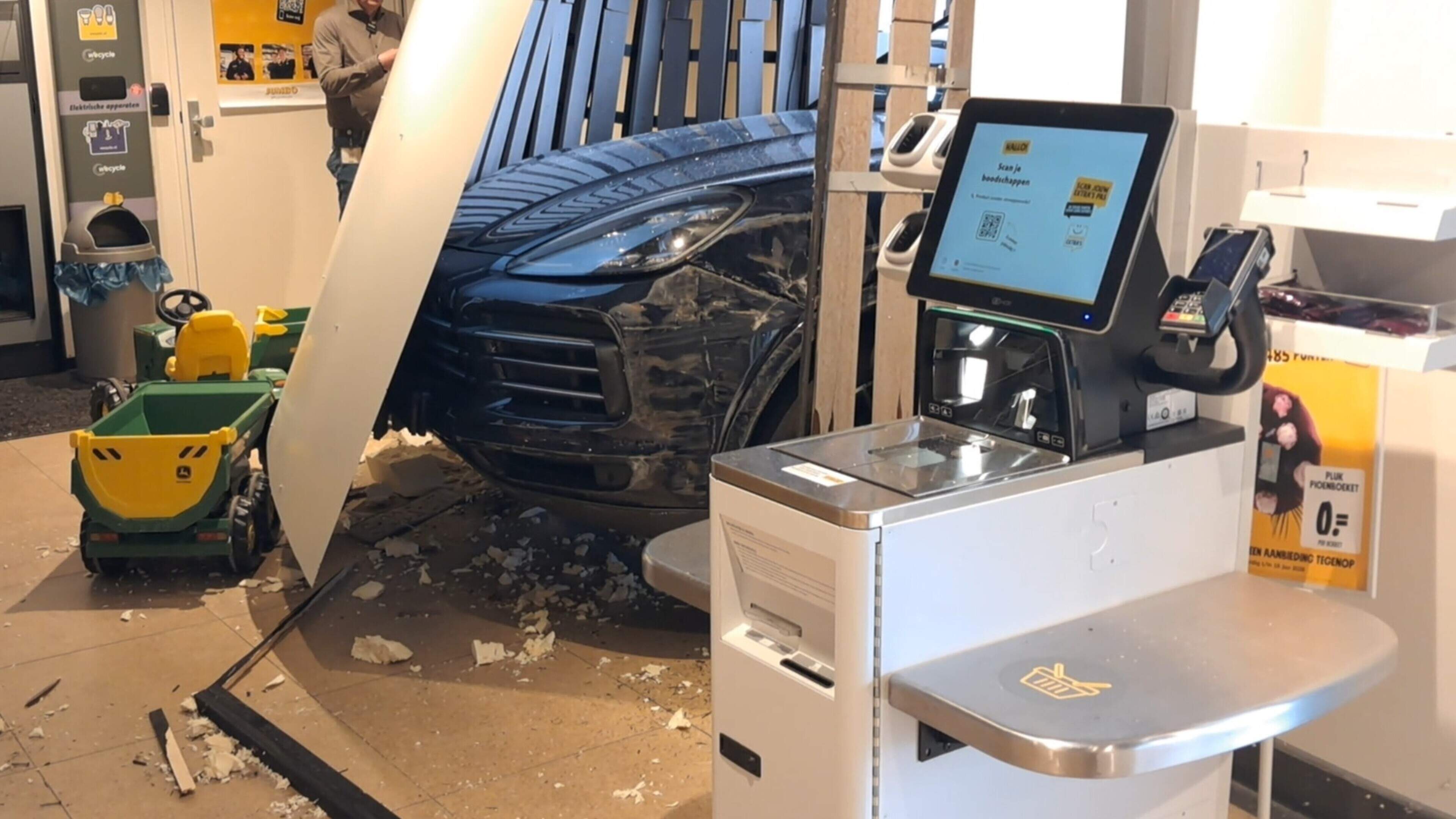 Ravage in Nunspeet: peperdure Porsche ramt dwars door muur Jumbo