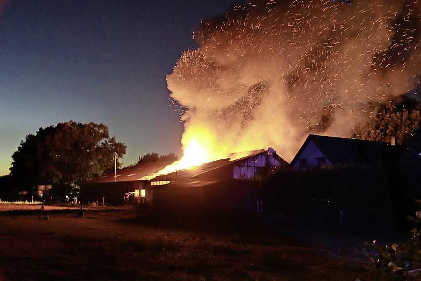 Kalveren komen om bij zeer grote brand in Oldeberkoop