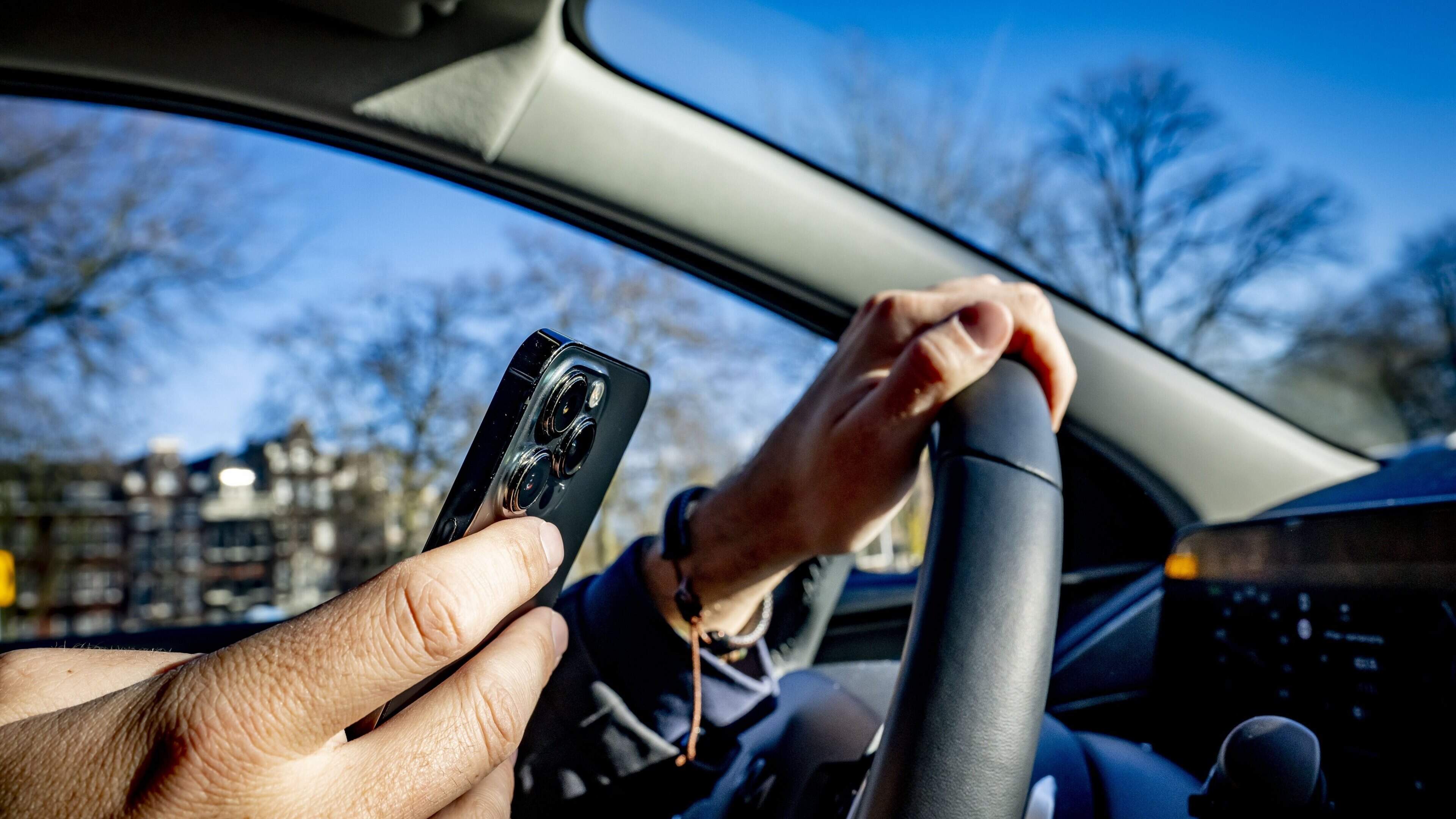 Al torenhoge verkeersboetes wéér duurder: bellen en appen achter het stuur gaat meer dan 450 euro kosten