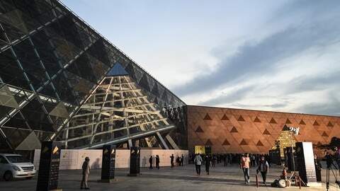 De ingang van het nieuwe Grand Egyptian Museum (GEM) in Caïro.
