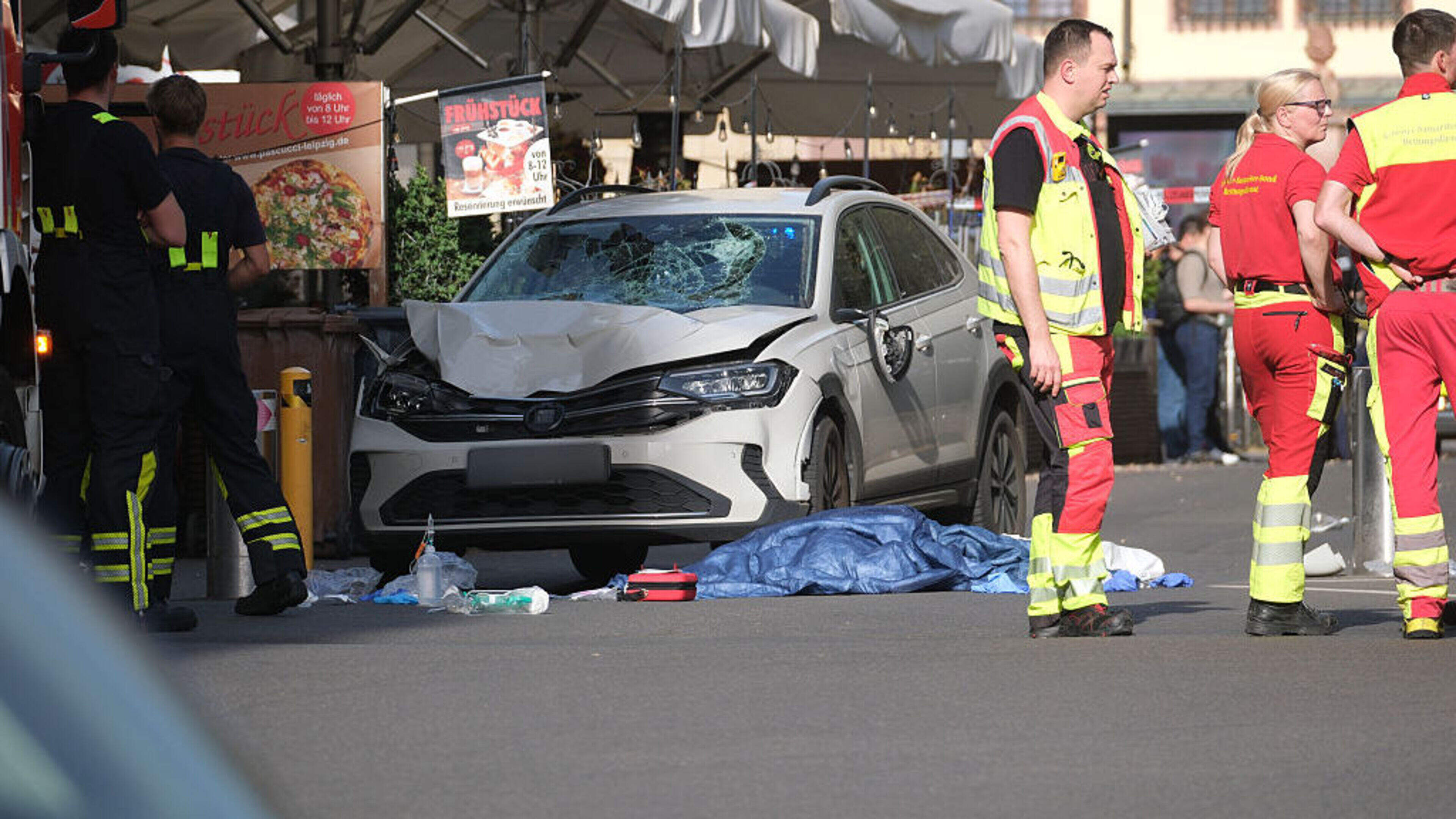 Auto rijdt in op groep mensen in Leipzig: ’Twee doden en meerdere gewonden’