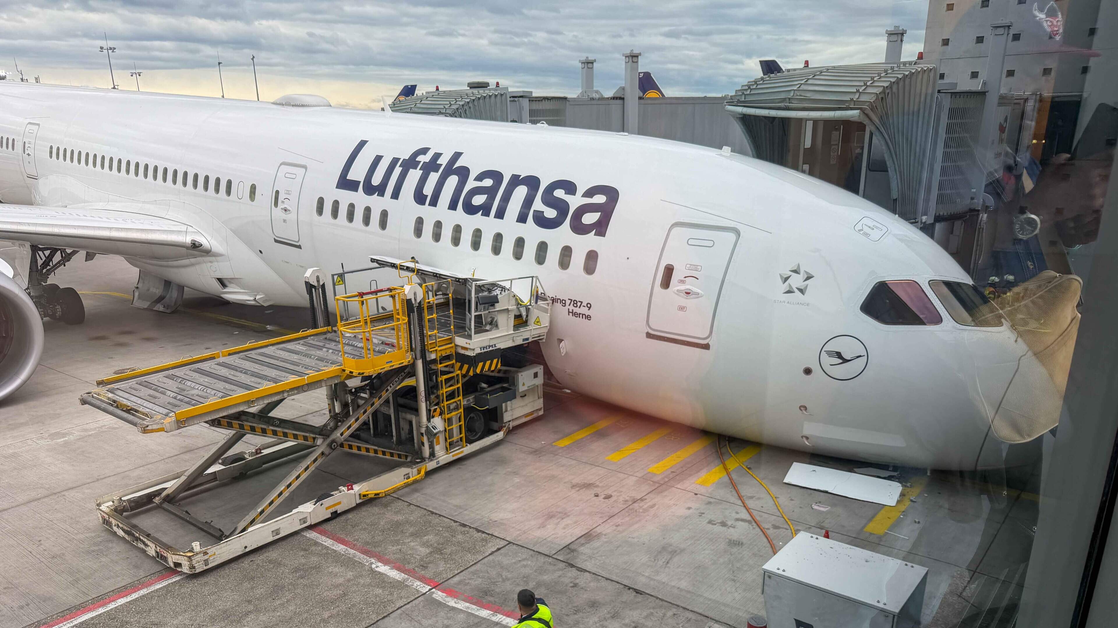 Opmerkelijk ongeval: vliegtuig Lufthansa zakt door voorwiel
