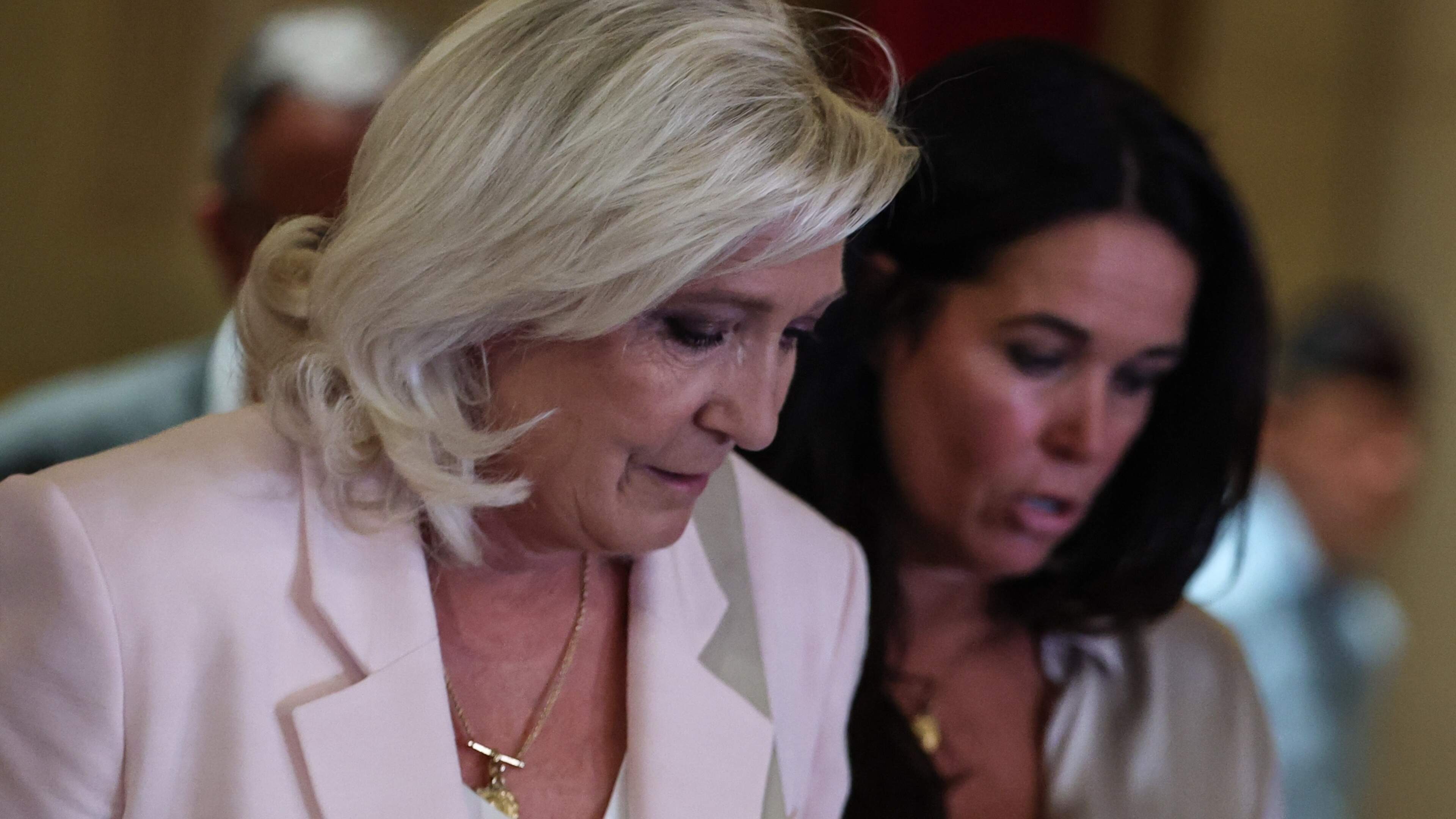 Veroordeelde Marine Le Pen gaat ondanks enkelband voor presidentschap: vierde poging misschien wel meest kansrijke