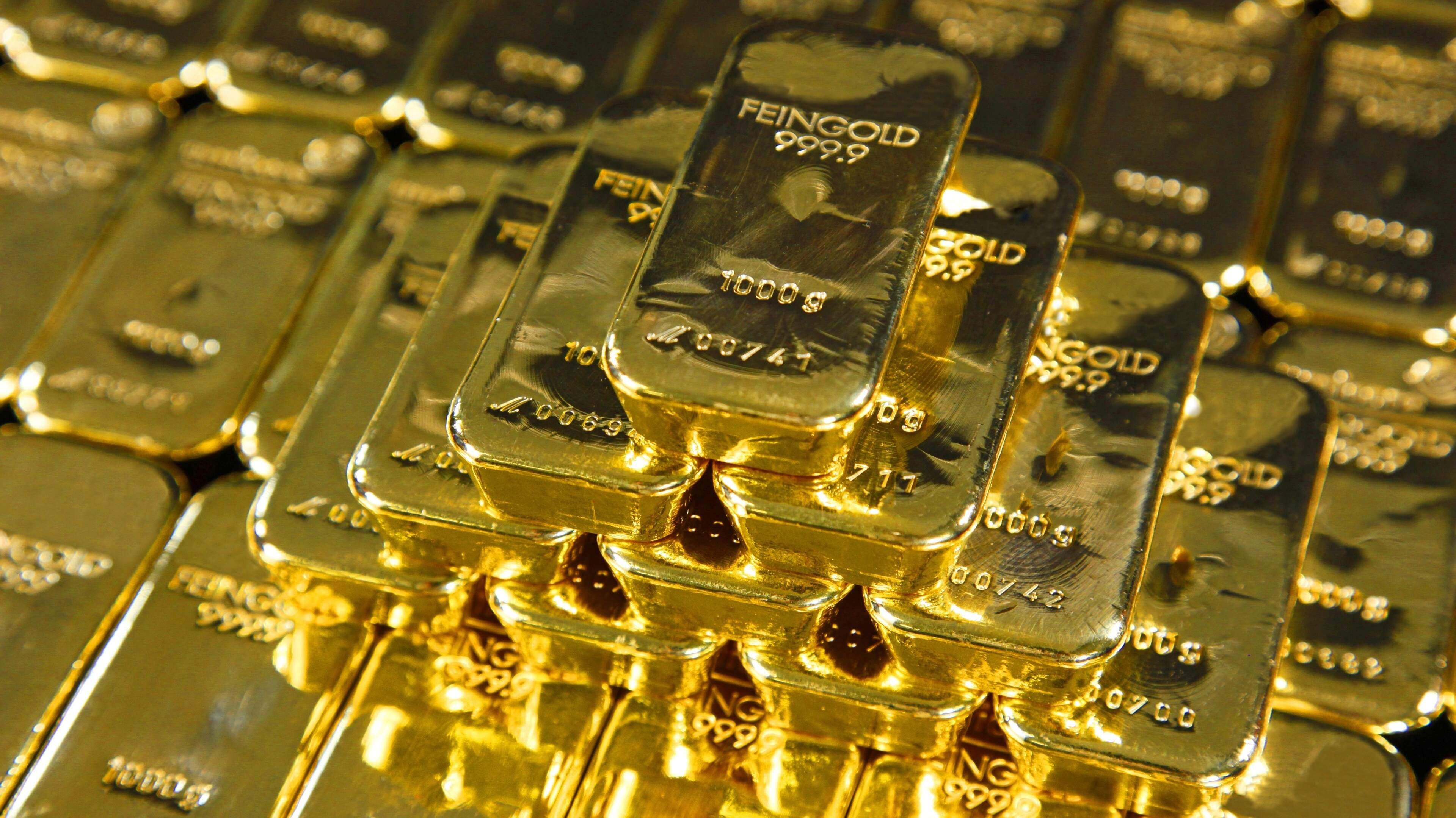 Duitser koopt kluis voor 15 euro en ontdekt verborgen goudstaaf van tienduizenden euro’s in verborgen compartiment