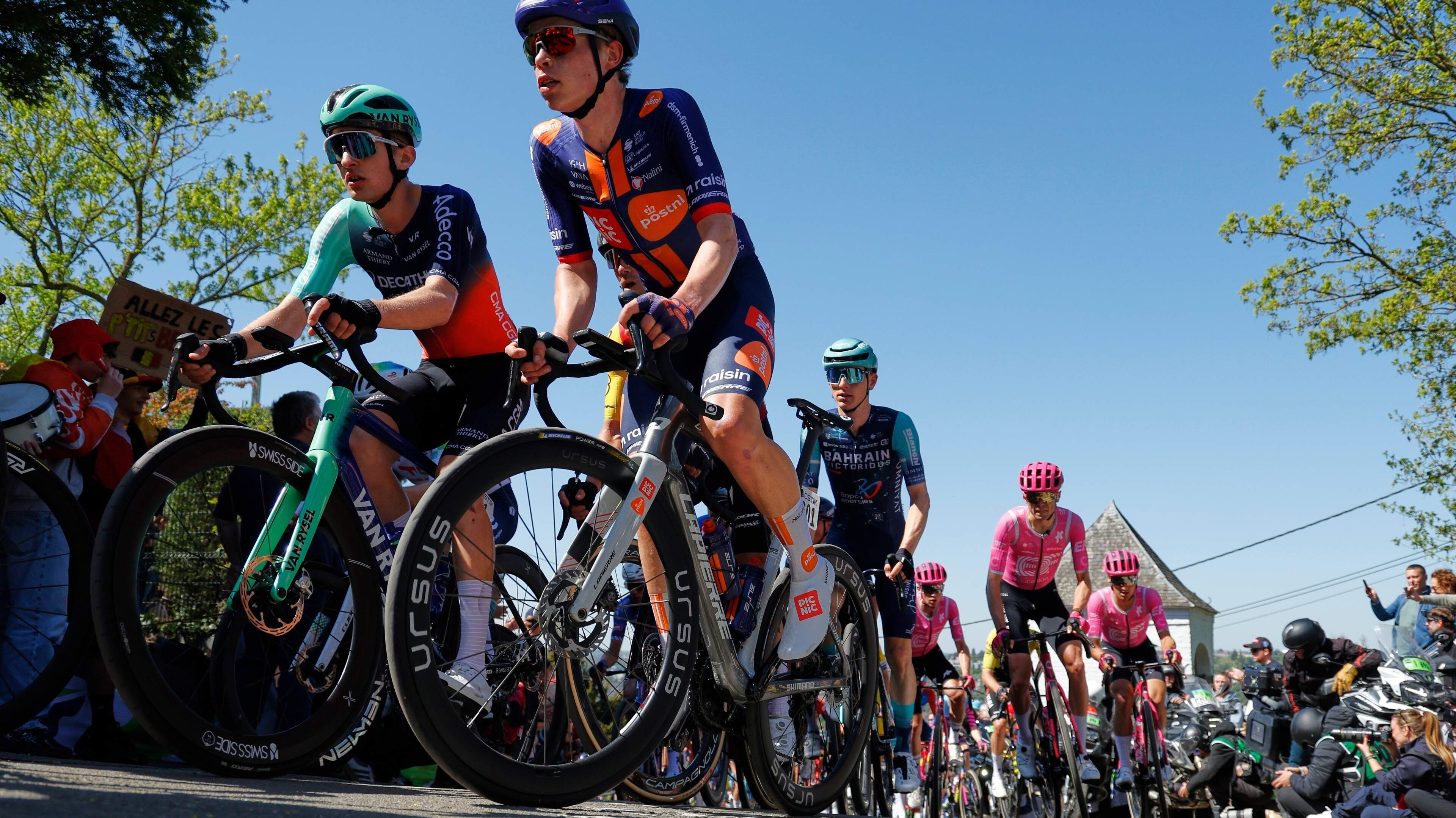LIVE Giro d’Italia: nieuwe kopgroep met Frank van den Broek en Jardi van der Lee loopt weg bij peloton
