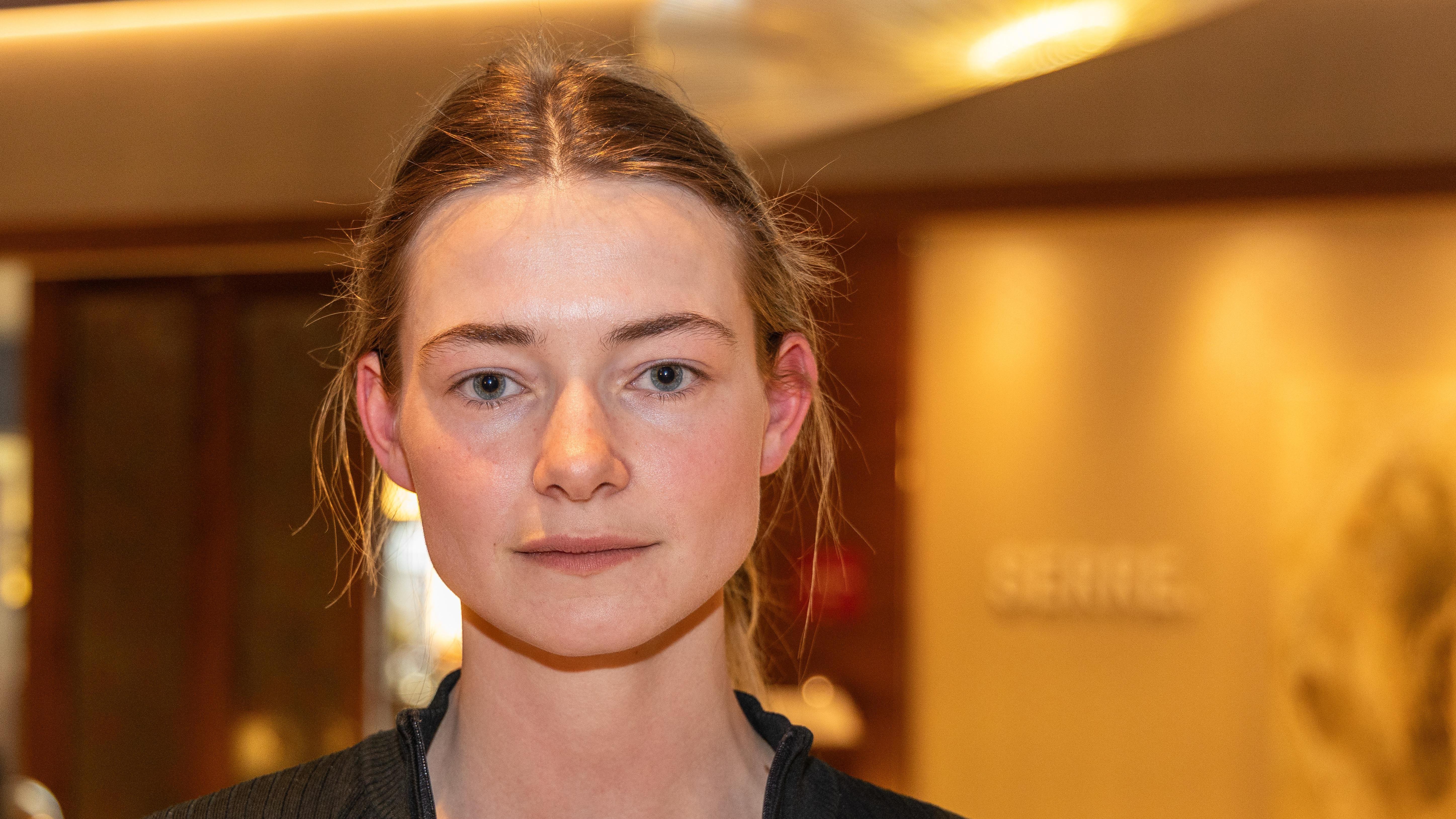 Emma Wortelboer (28) onthult jaarsalaris: 'Dat is voor mijn leeftijd heel  veel, gênant soms zelfs' | De Telegraaf