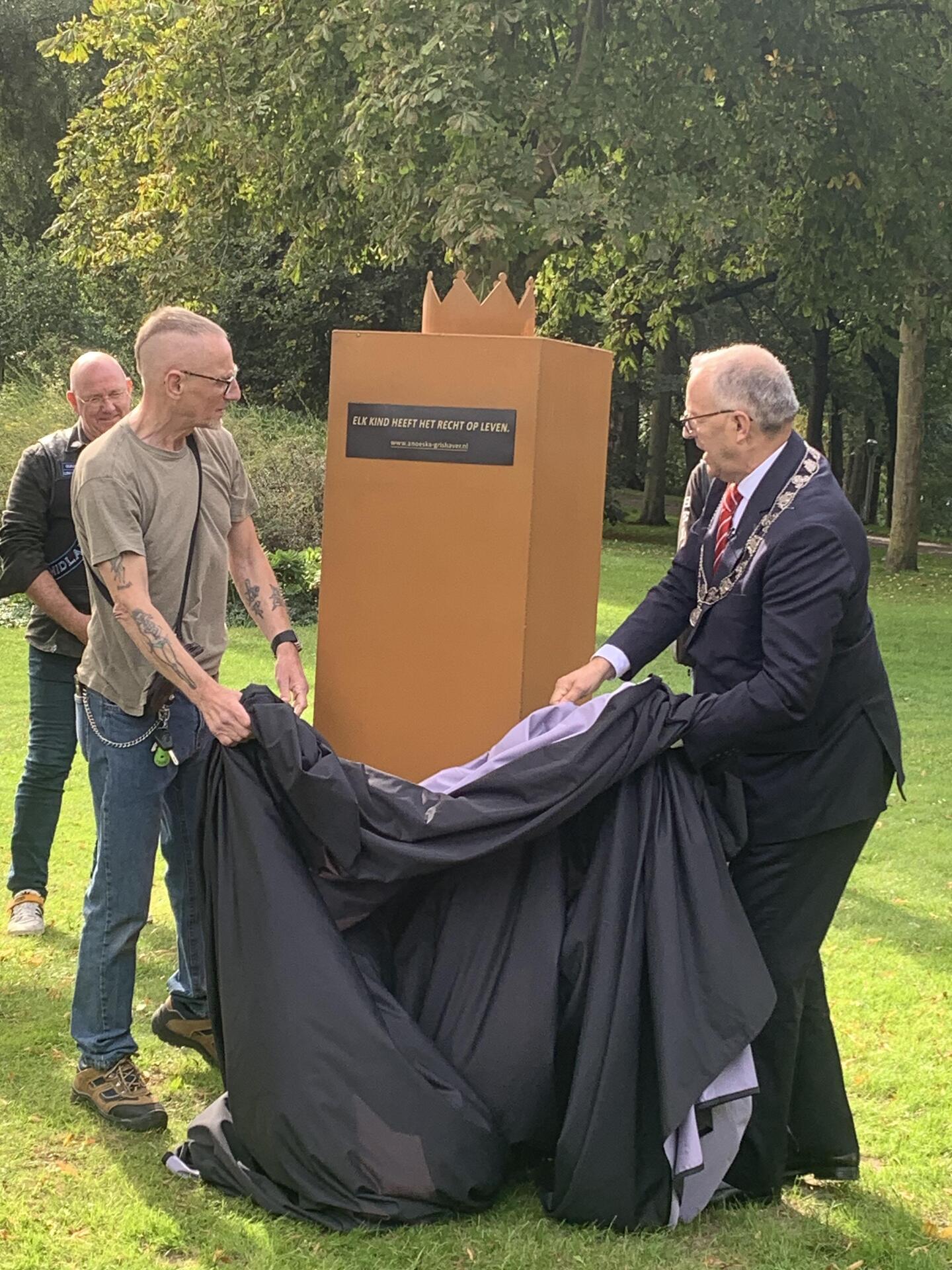 Monument voor Chiels Grishaver vermoorde dochtertje Anoeska (3) wéér ...