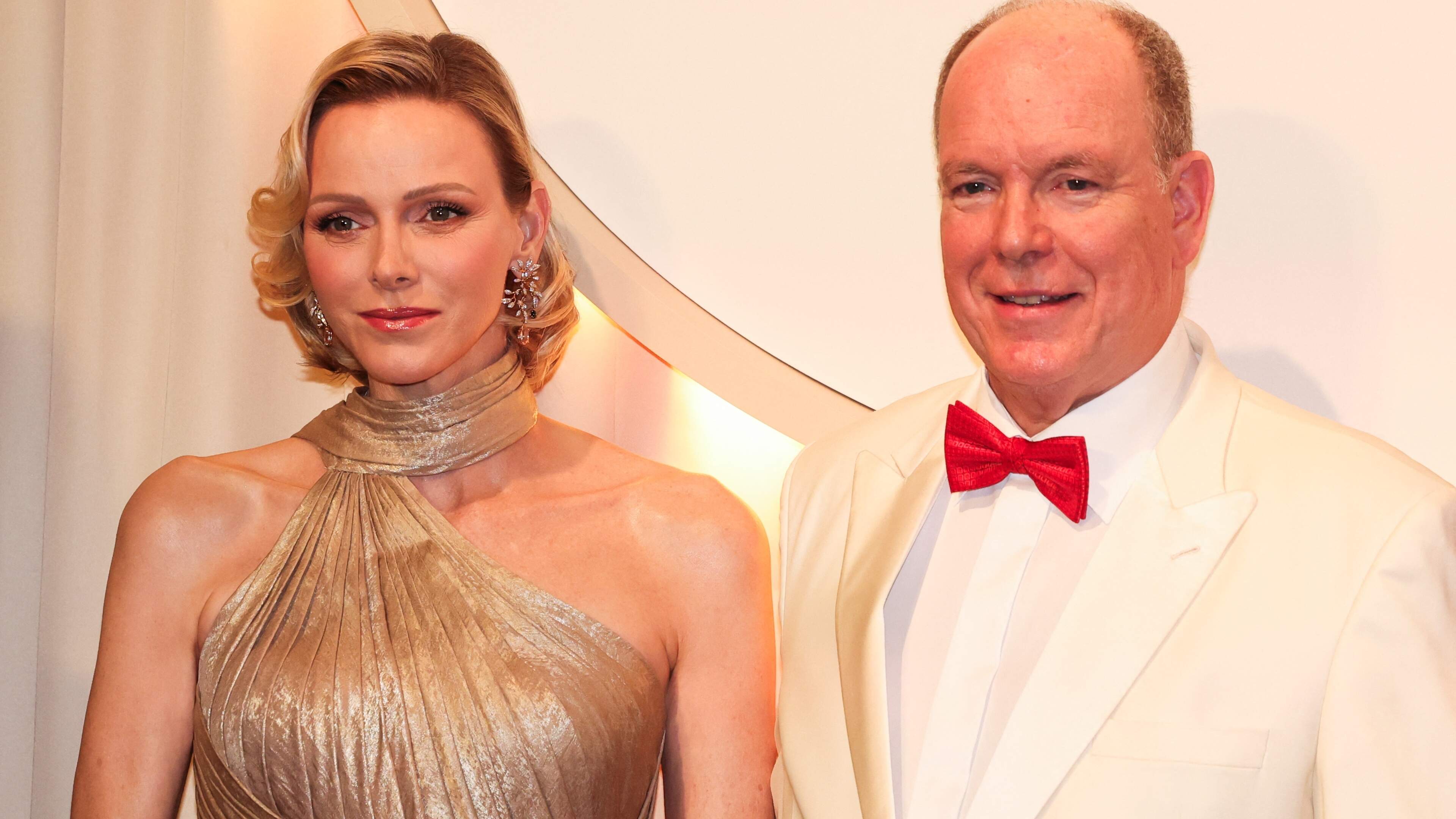 Verbazing om stijve en kille openingsdans van prins Albert en prinses Charlène op gala: ’Heel droevig om te zien’