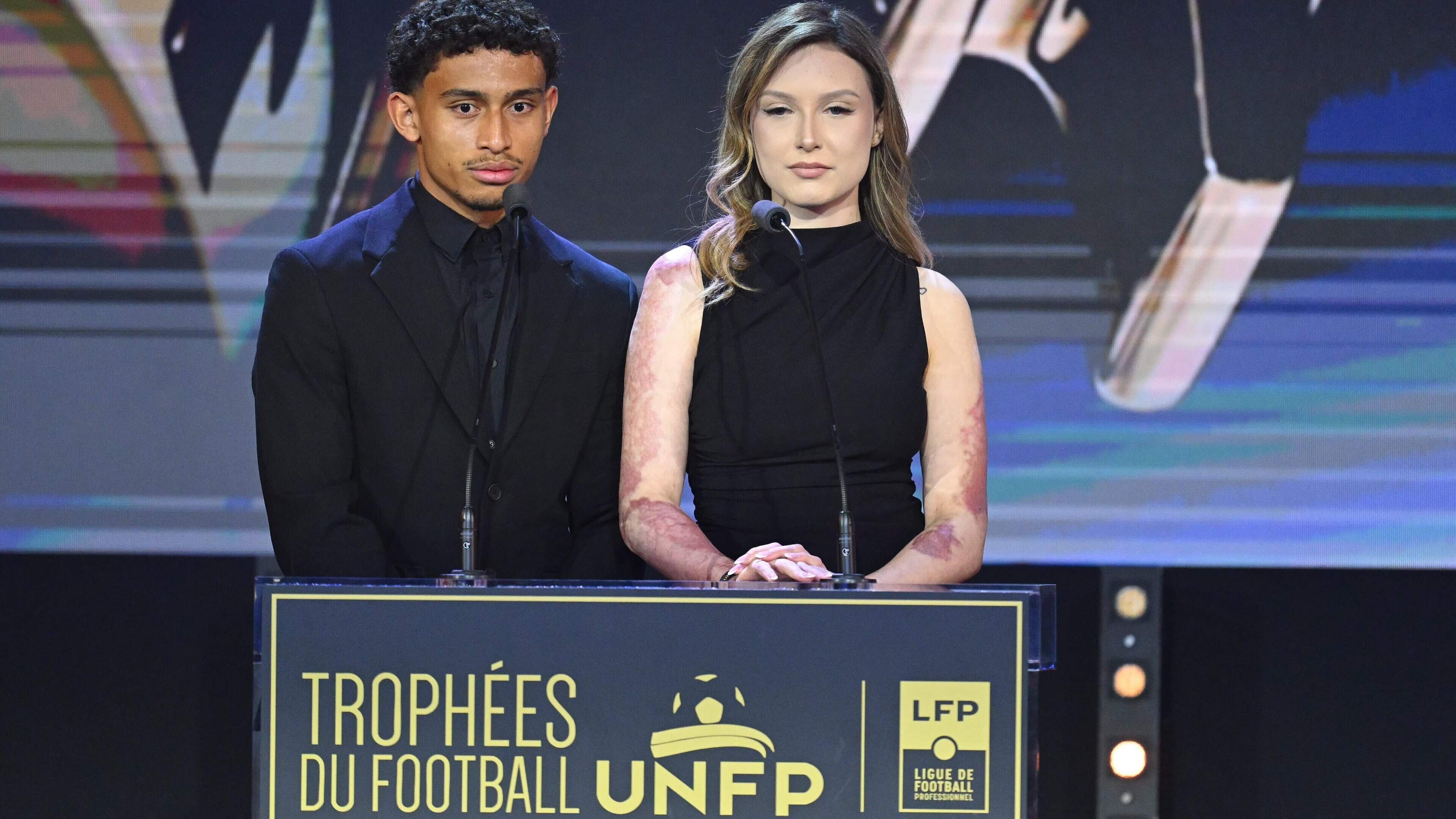 Ontroerend moment tijdens gala: bij cafébrand Crans-Montana betrokken Franse voetballer met vriendin op rode loper