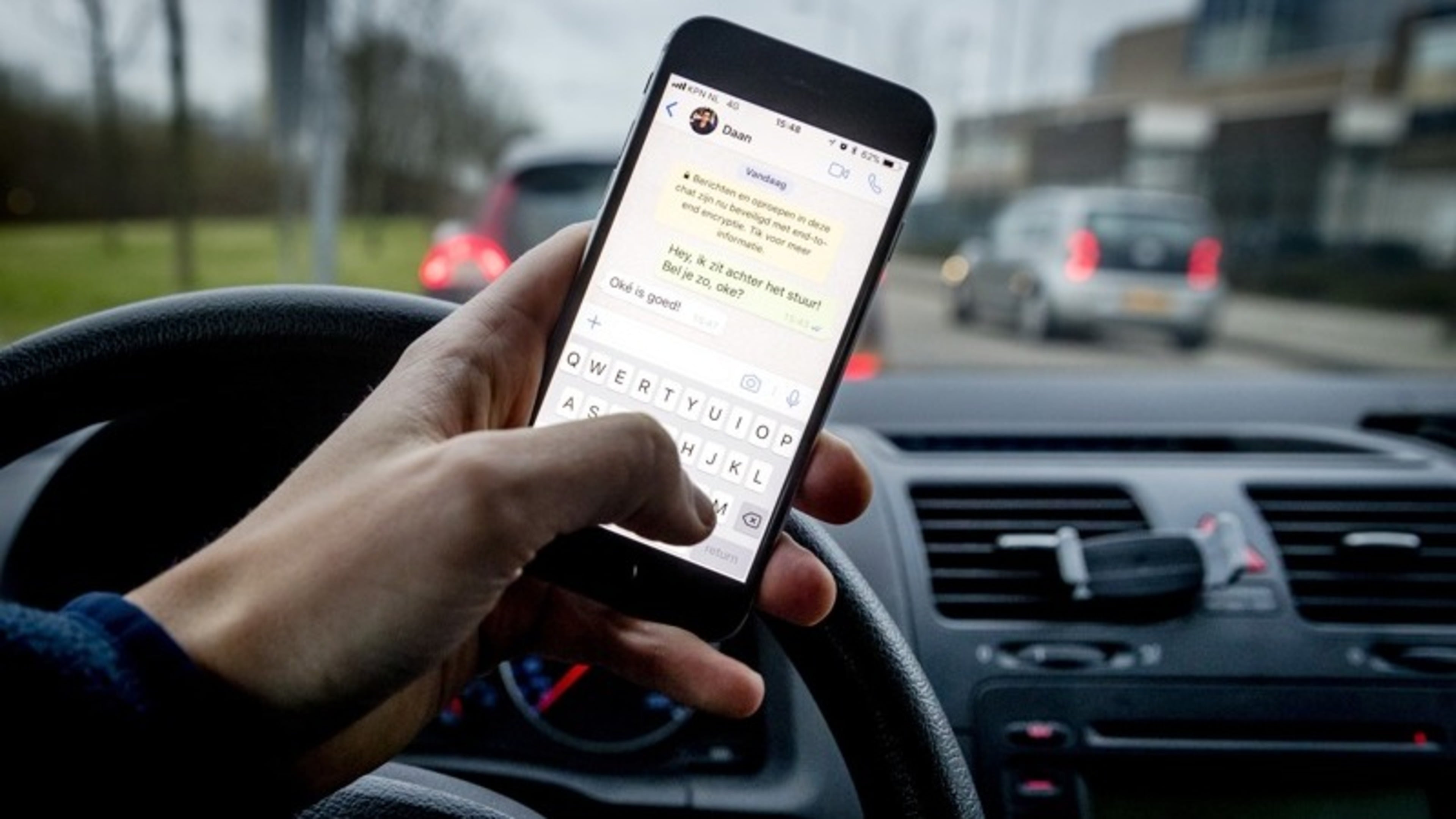 Verkeerspsycholoog: ’Dan gaat gebruik smartphone achter stuur écht afnemen’