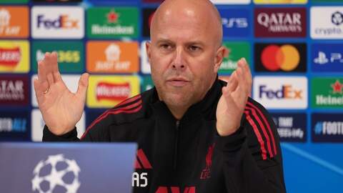 Arne Slot op de persconferentie een dag voor de kraker tegen Real Madrid. 