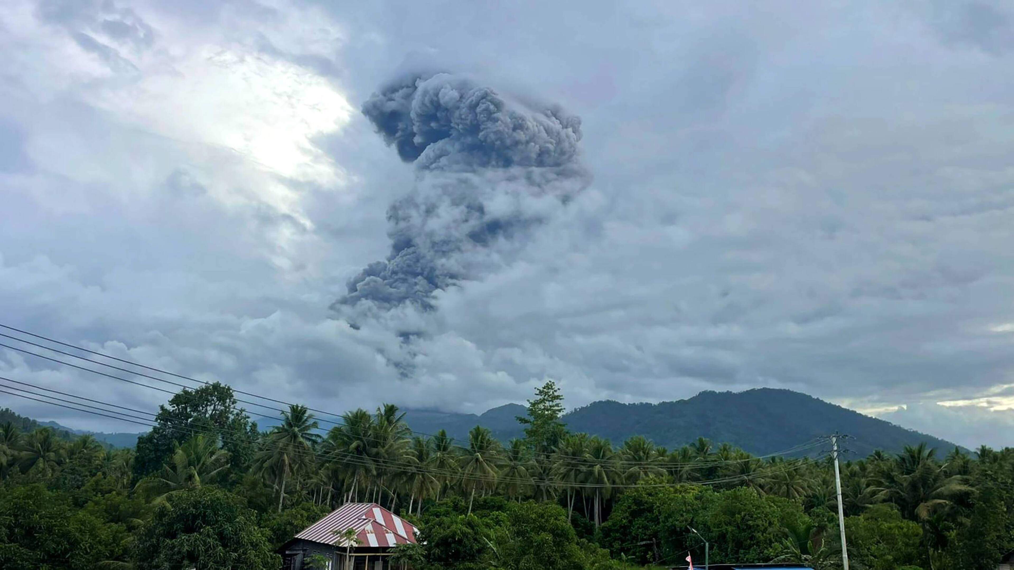 Twintig hikers vermist na uitbarsting Dukono-vulkaan Indonesië