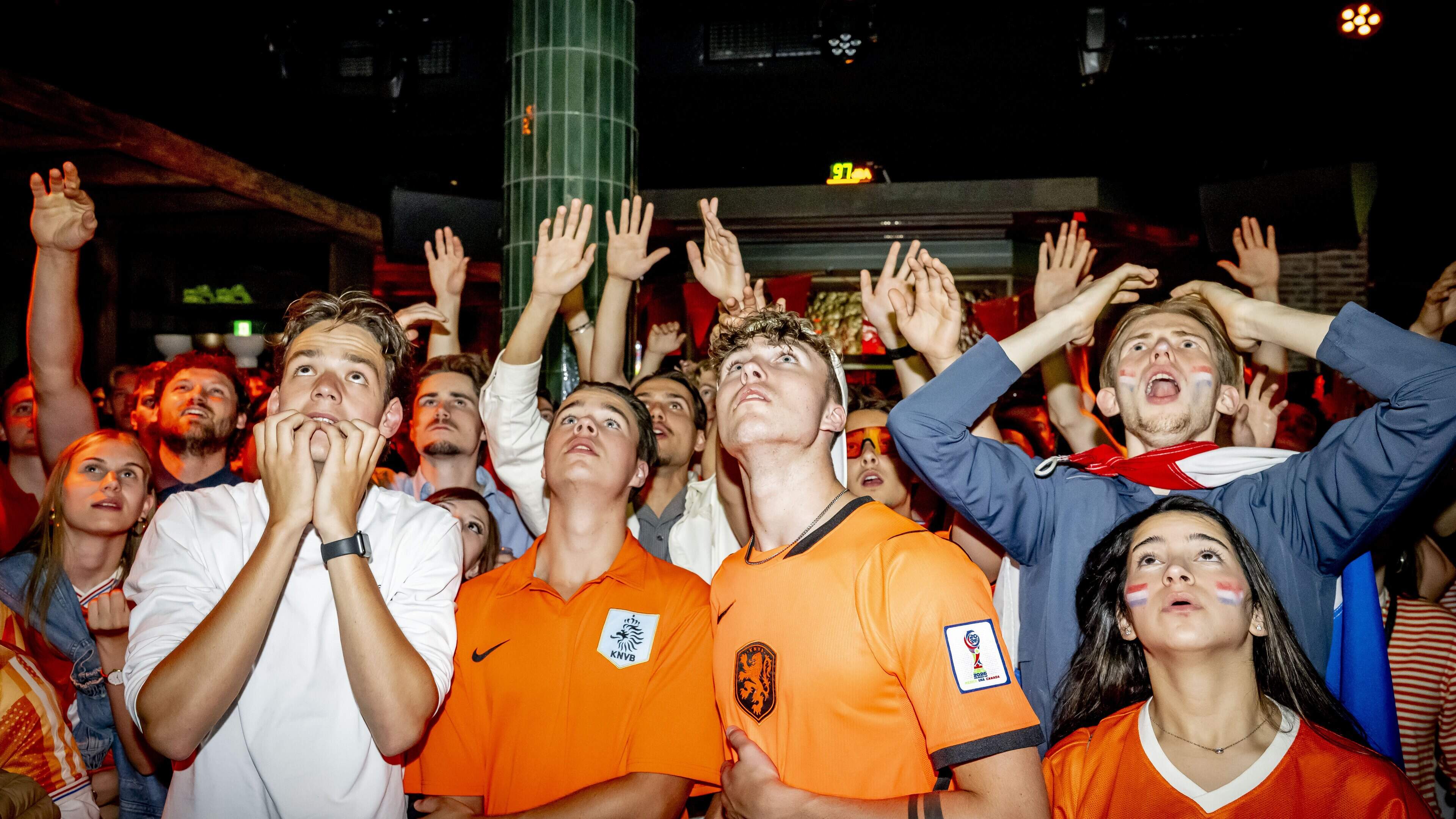 LIVE | Vol spanning bekijken fans wedstrijd Nederland-Marokko, politie in groten getale aanwezig