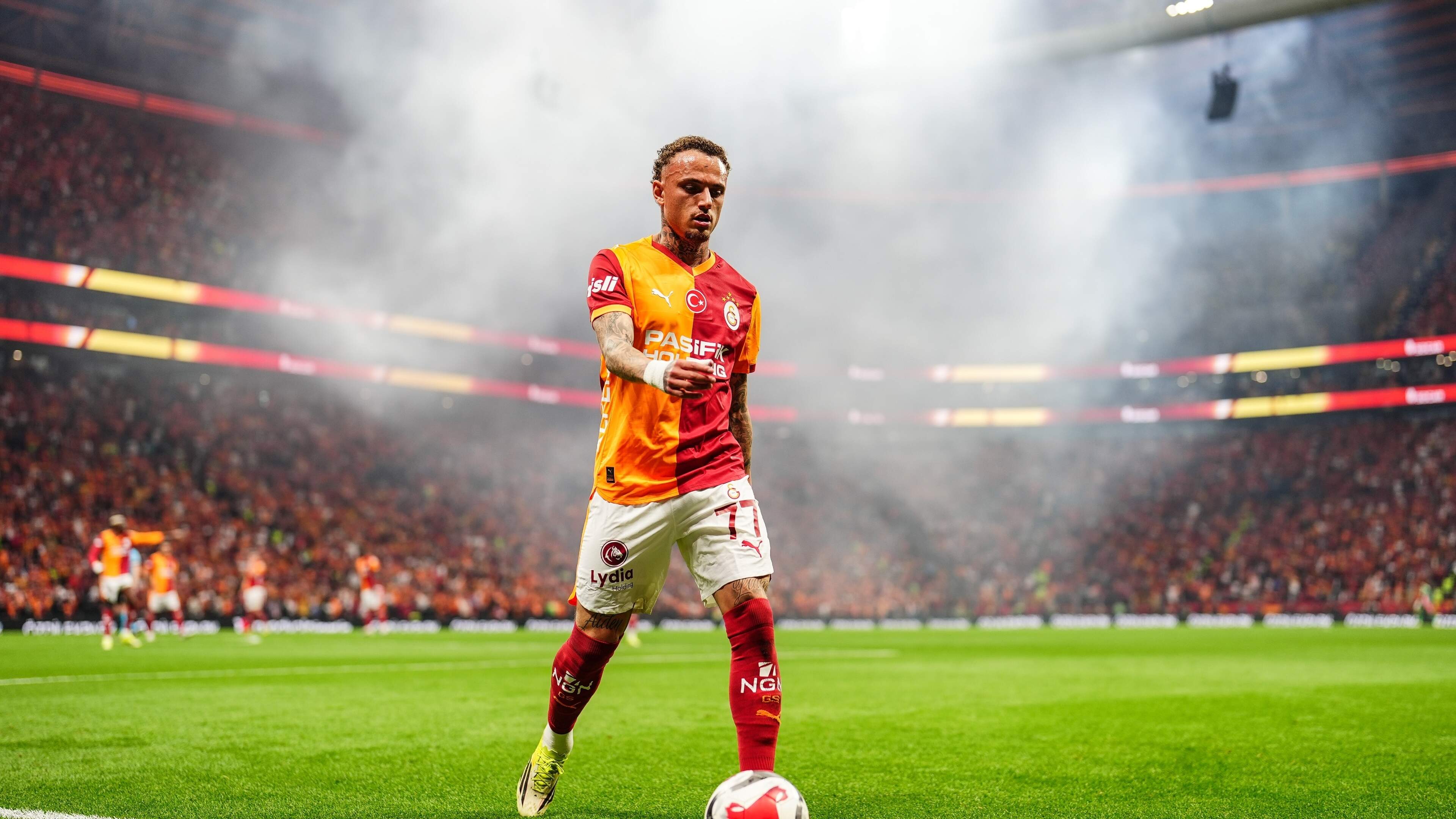 Noa Lang (26) luidt met assist in slotfase kampioensfeest van Galatasaray in