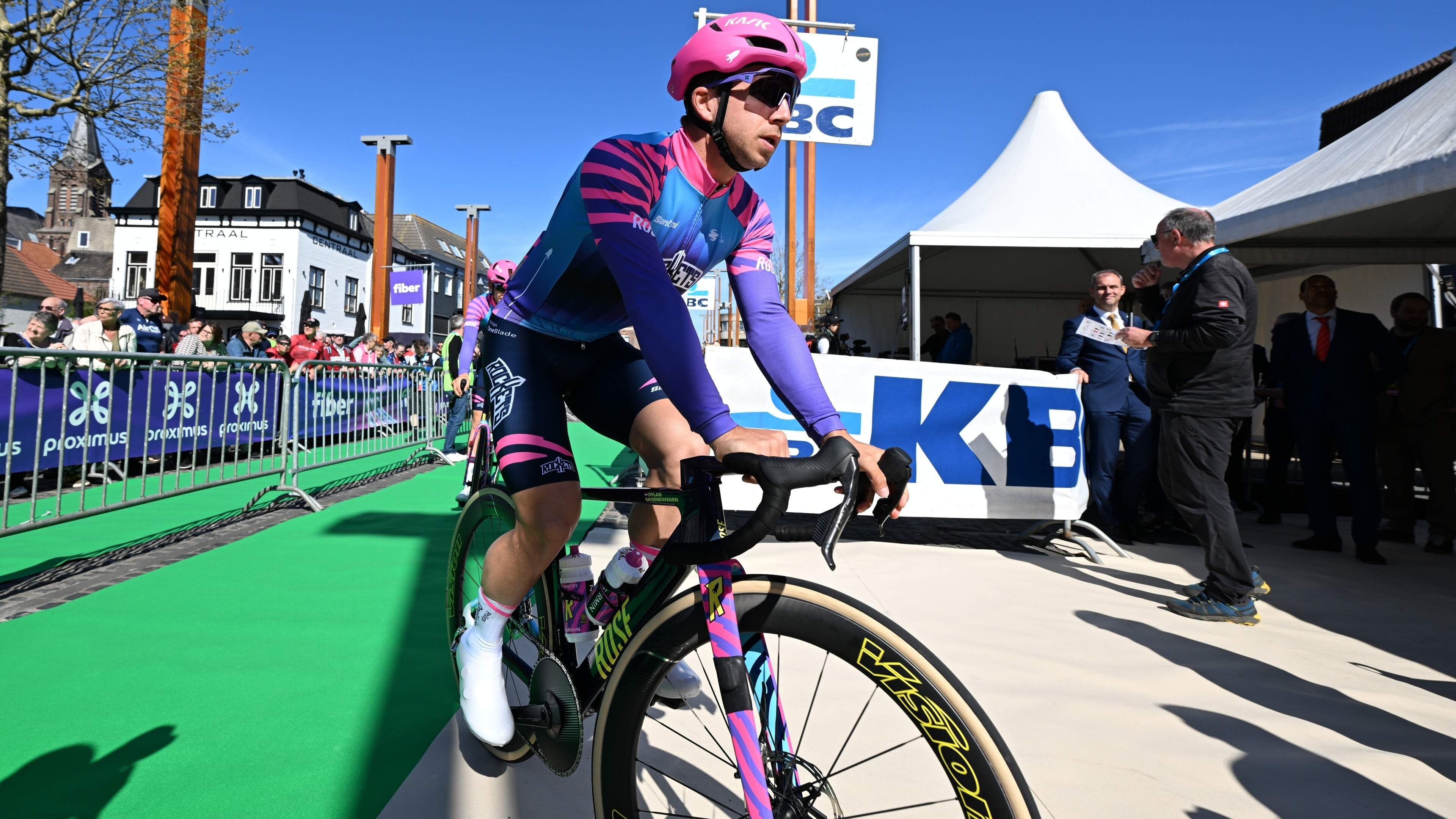 LIVE Giro d’Italia: Dylan Groenewegen lijkt dag na val goed te doorstaan, wel problemen Arnaud De Lie