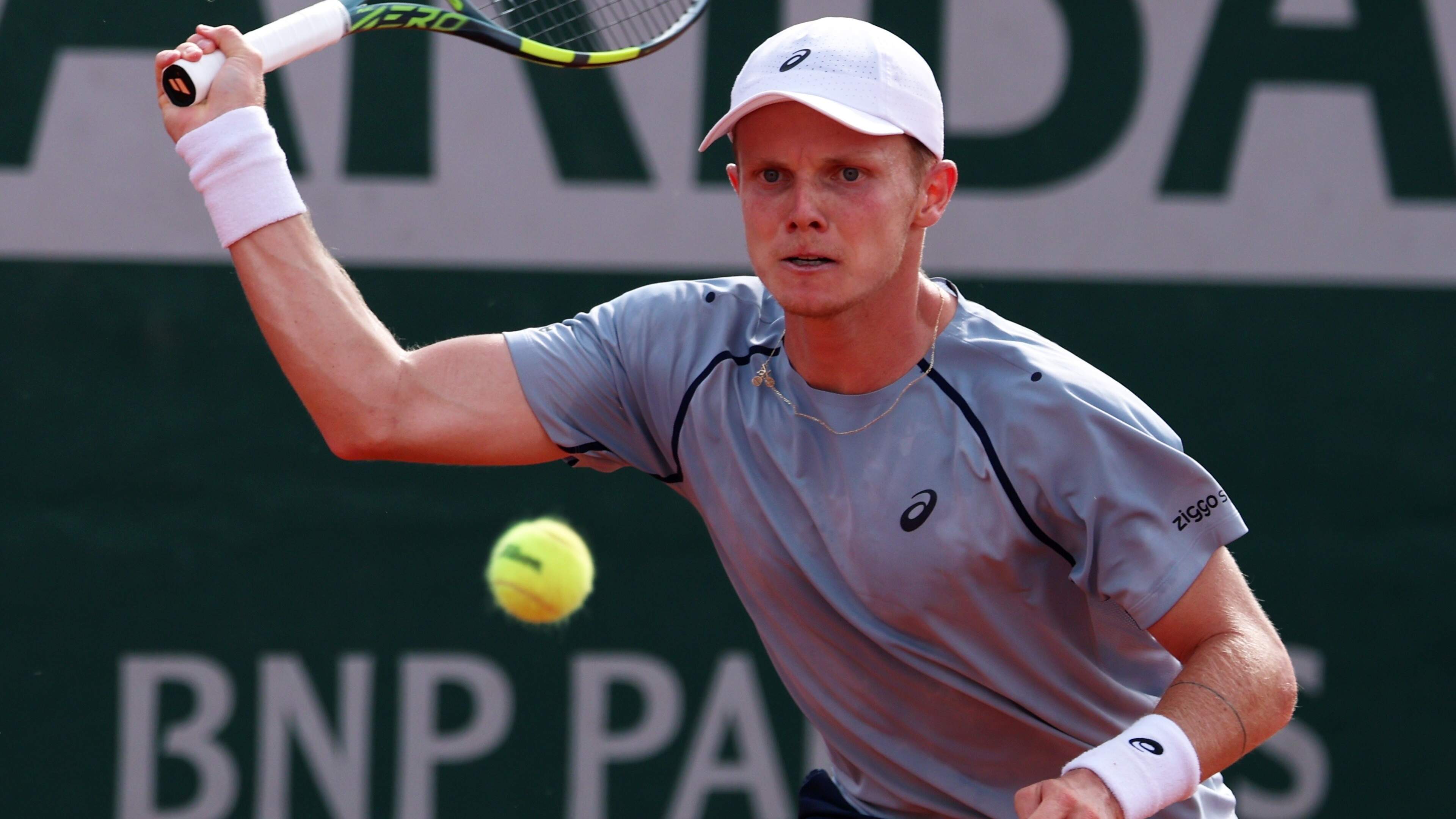 Imponerende Jesper de Jong stunt in thriller tegen Karen Khachanov en staat in vierde ronde Roland Garros