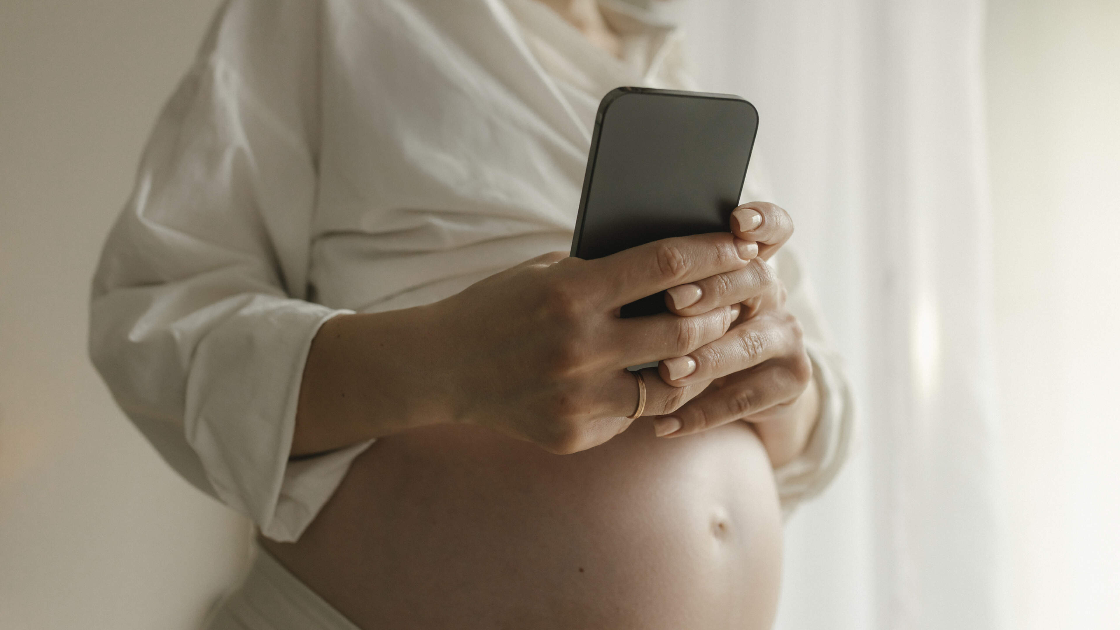 Maakt social media vrouwen bang voor het moederschap? ’Nog voordat ik ook maar zwanger was, had ik me al laten meezuigen in de gekte van Instagram’